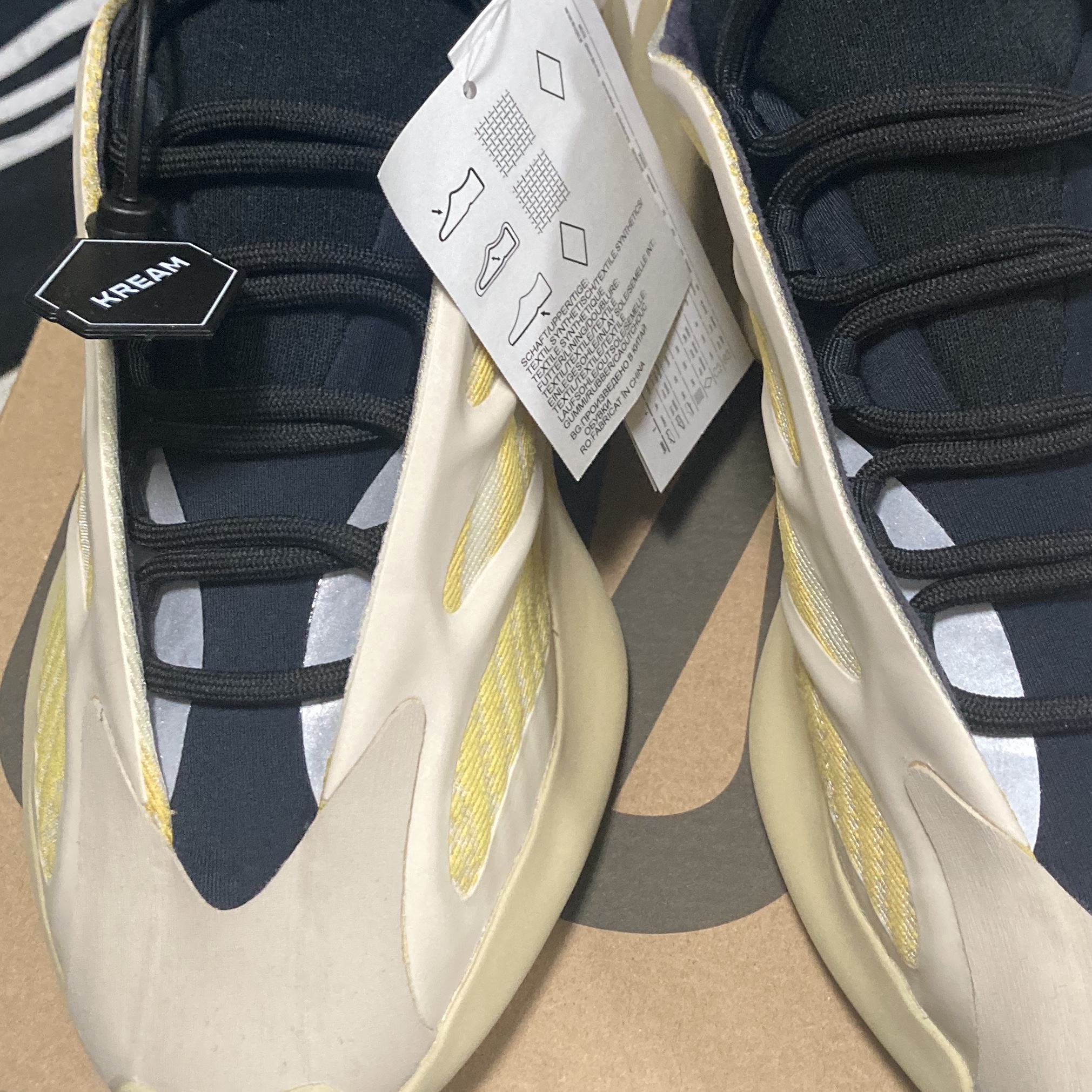 Adidas Yeezy 700 V3 Safflower 착용 스타일