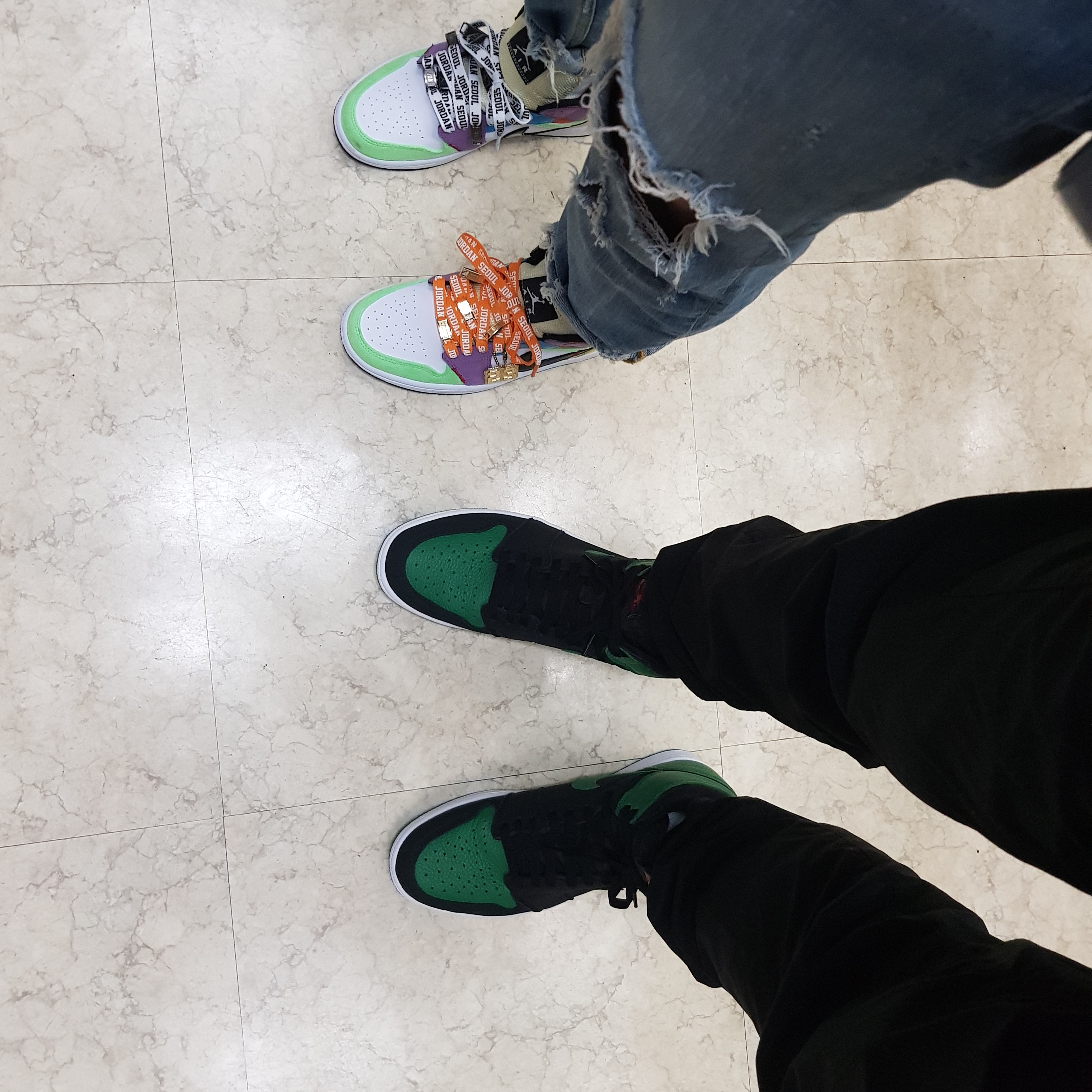 (W) Jordan 1 Mid SE Multi-Color Lightbulb, Jordan 1 Retro High OG Pine Green Black 착용 스타일 - 1