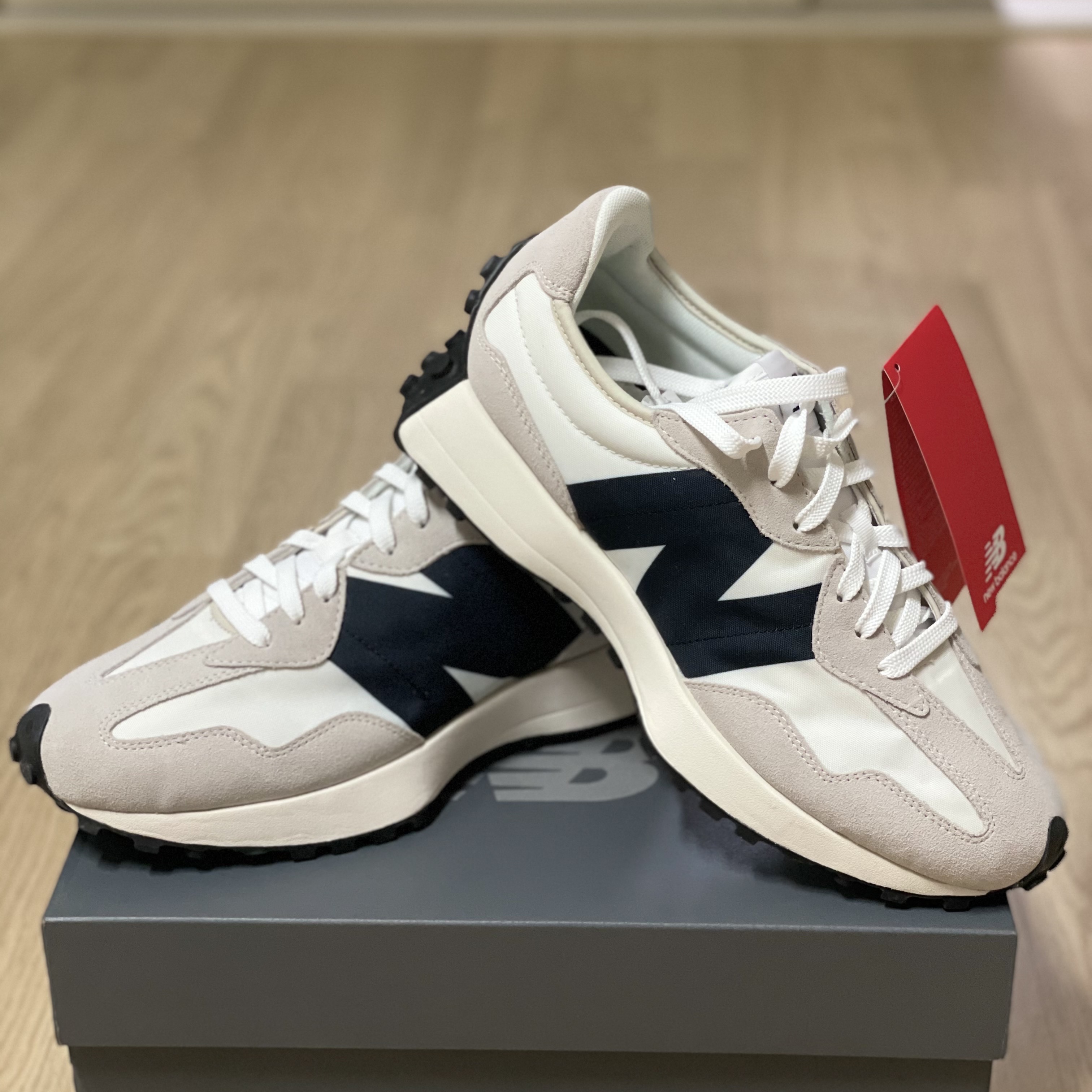 New Balance 327 White Black 착용 스타일 - 2