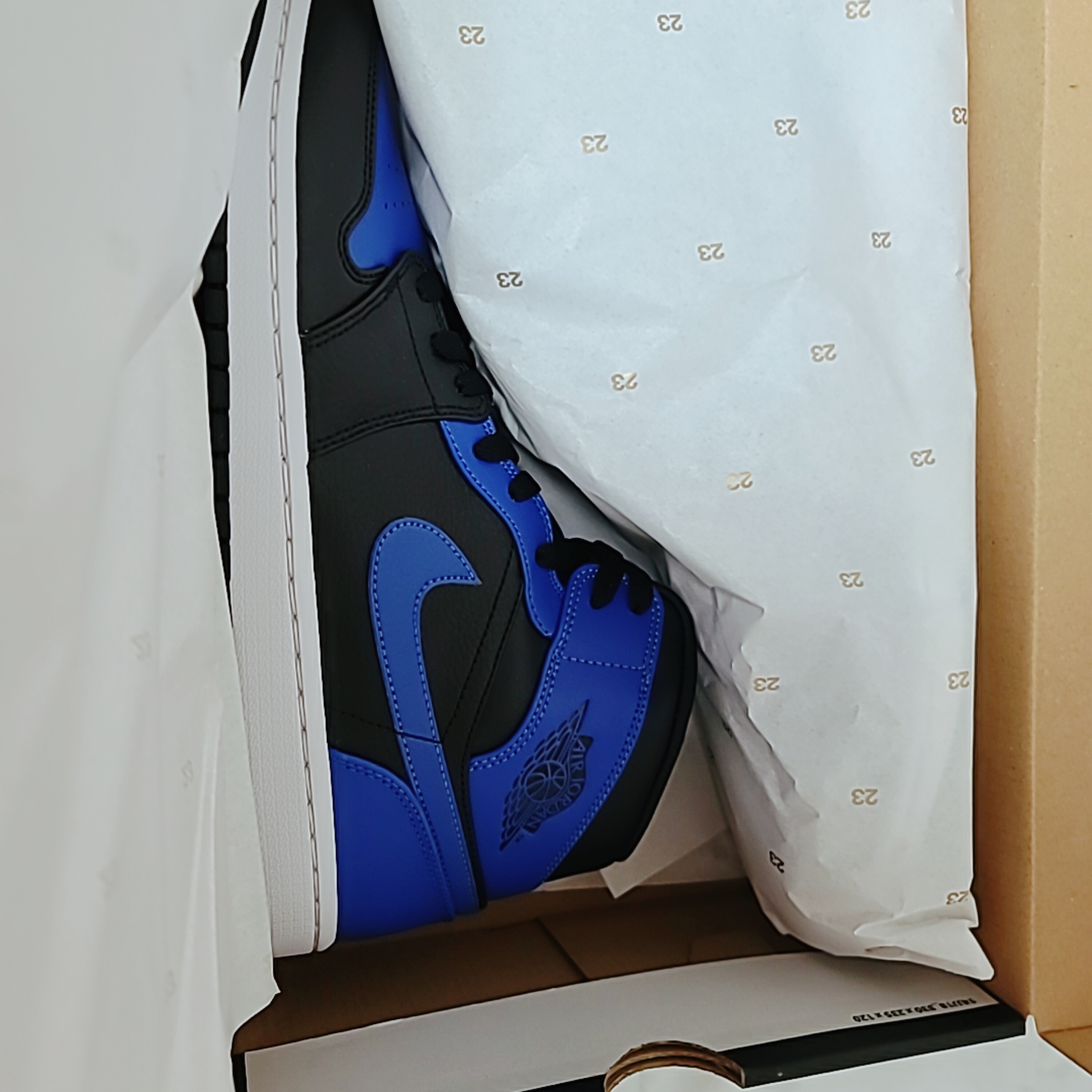 Jordan 1 Mid Black Hyper Royal 착용 스타일 - 2