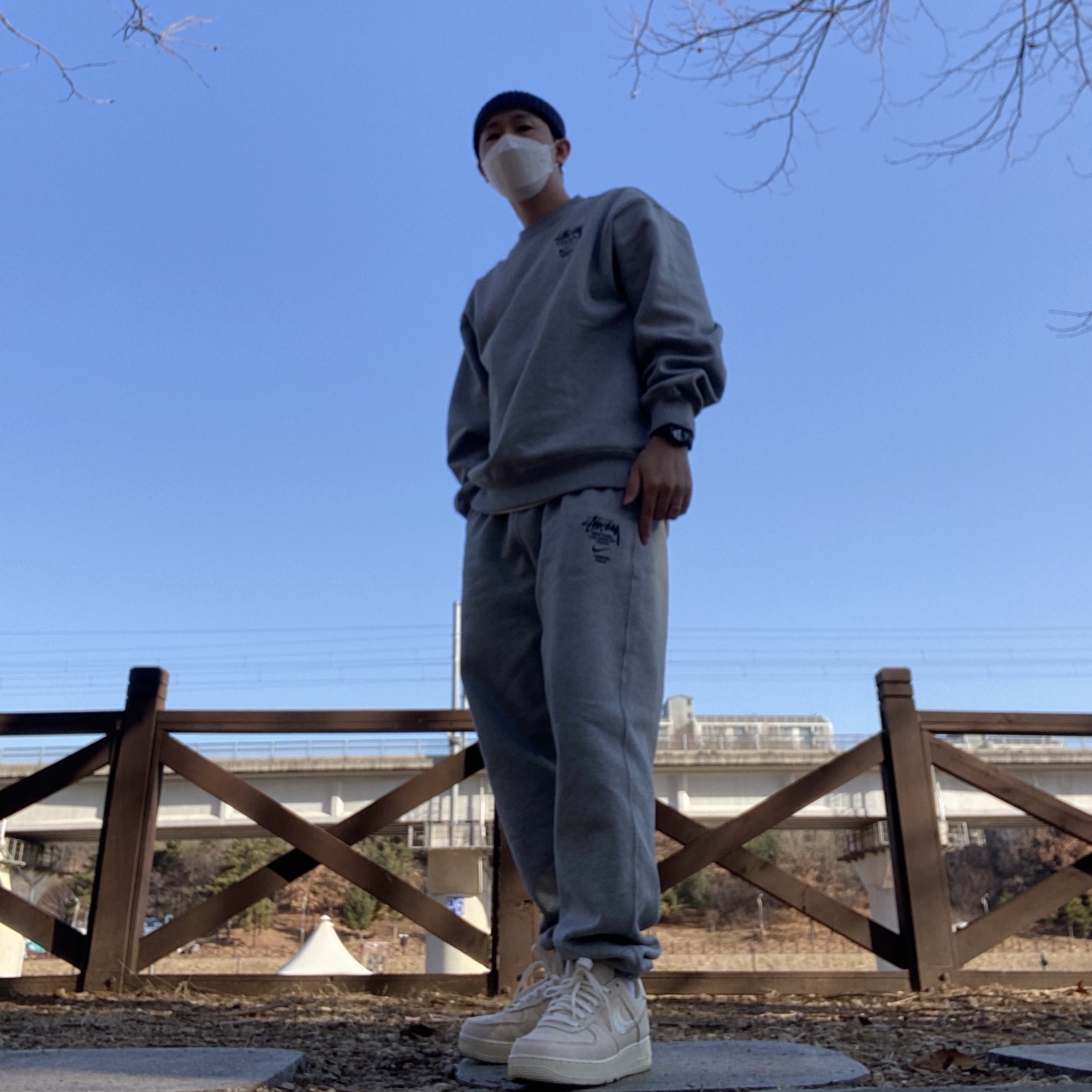 Nike x Stussy Air Force 1 Low Fossil, Nike x Stussy NRG ZR Fleece Pants Heather Grey - US/EU 착용 스타일 - 2