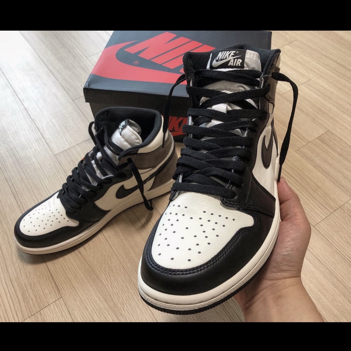 Jordan 1 Retro High OG Black Mocha 착용 스타일 - 2