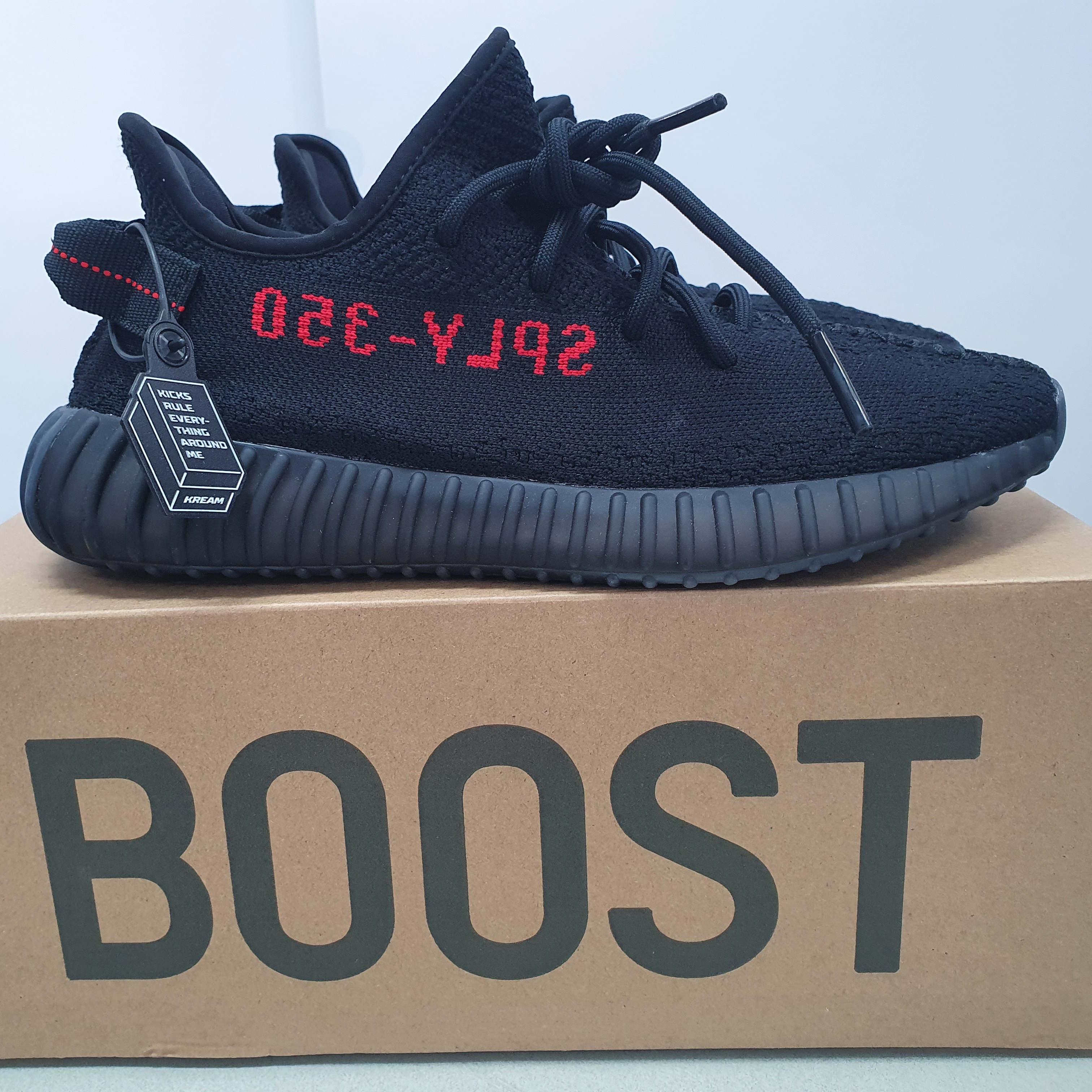 Adidas Yeezy Boost 350 V2 Black Red 2020 착용 스타일 - 2