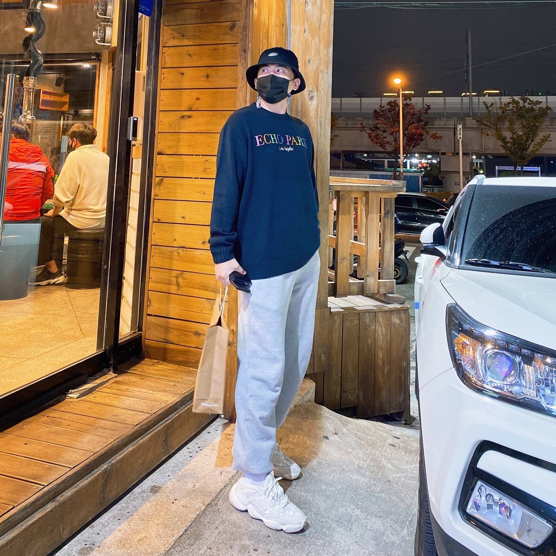 Adidas Yeezy 500 Bone White 착용 스타일