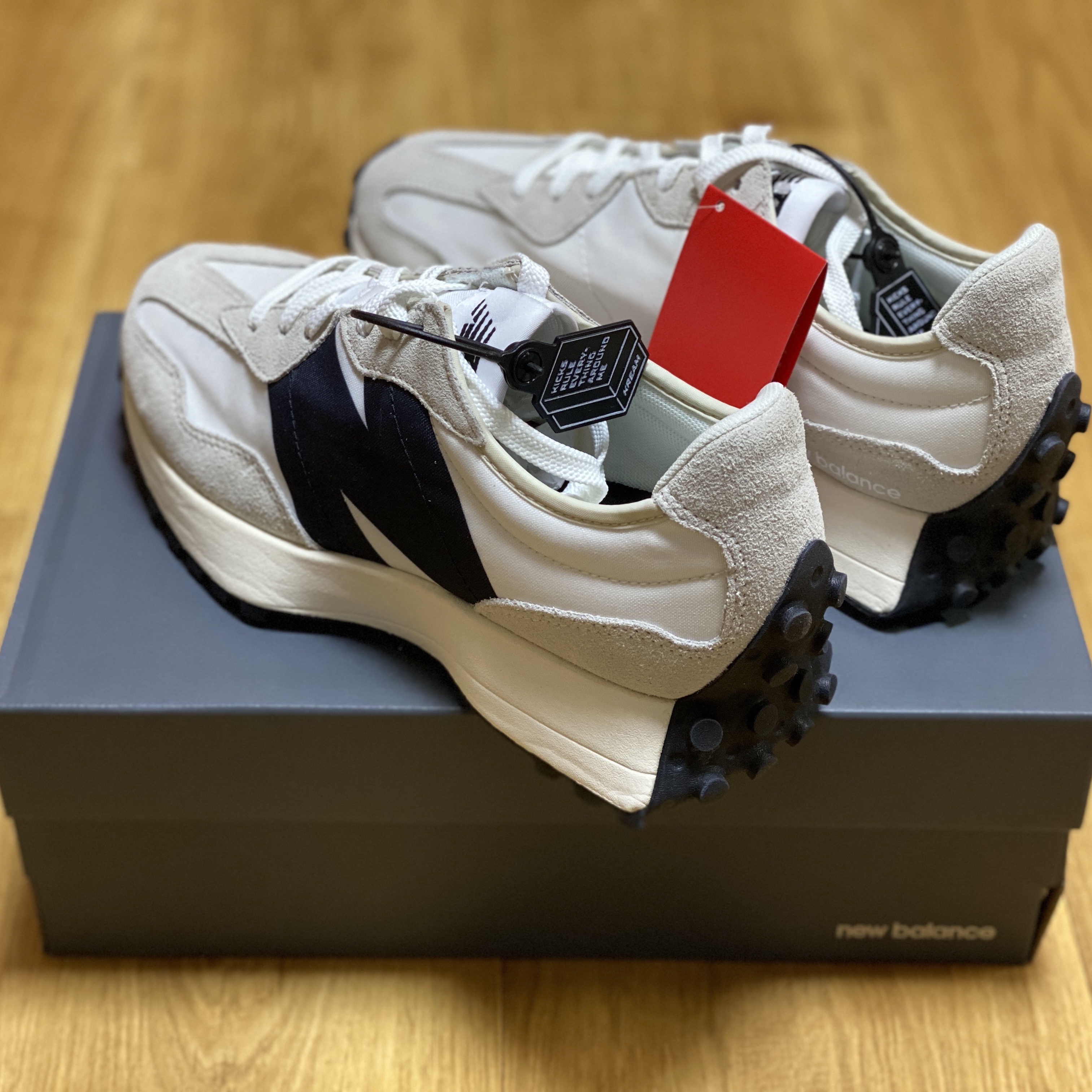 New Balance 327 White Black 착용 스타일 - 1