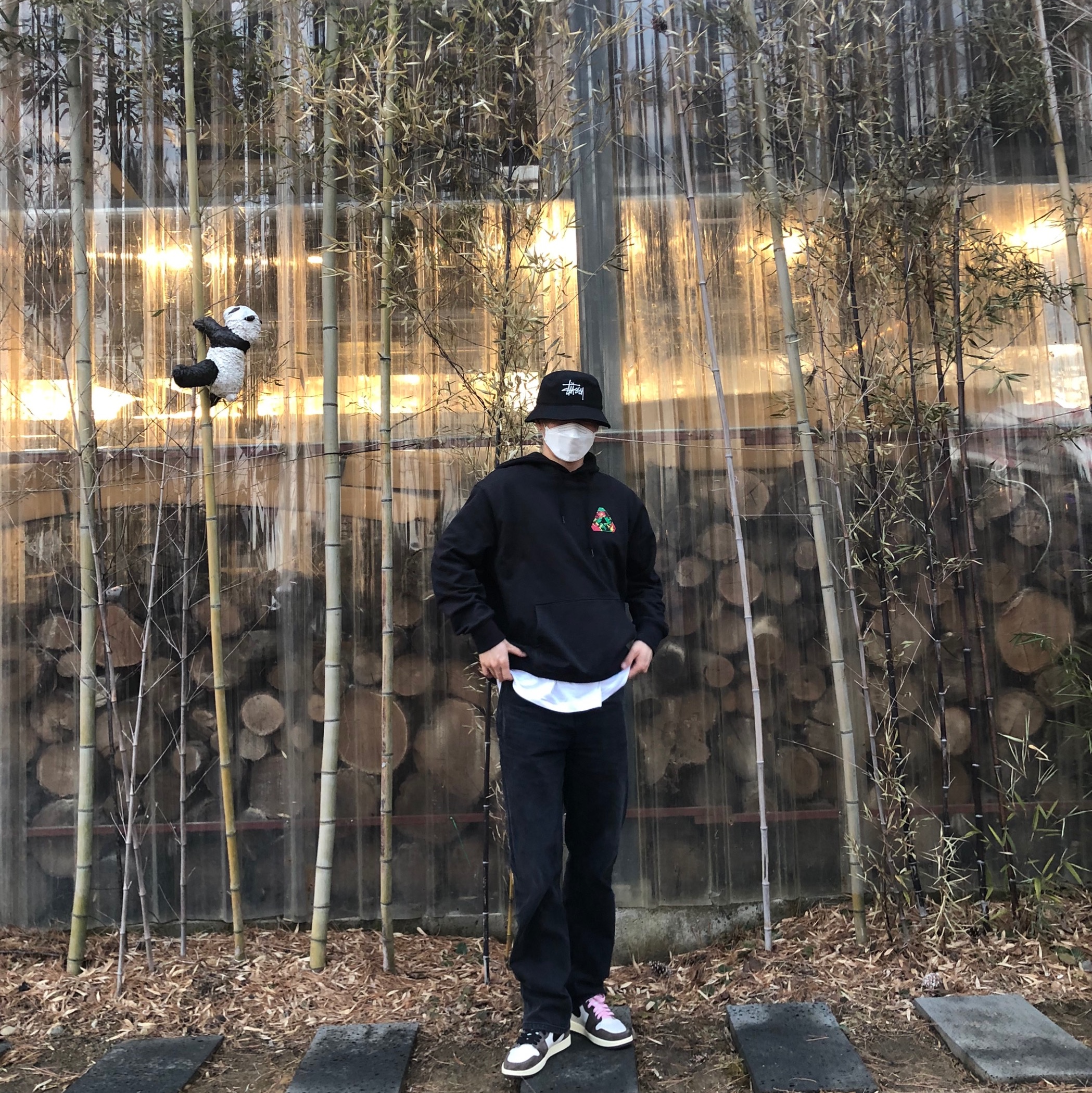Jordan 1 x Travis Scott Retro High OG SP Mocha, Nike x Stussy Bucket Hat Black 착용 스타일 - 2