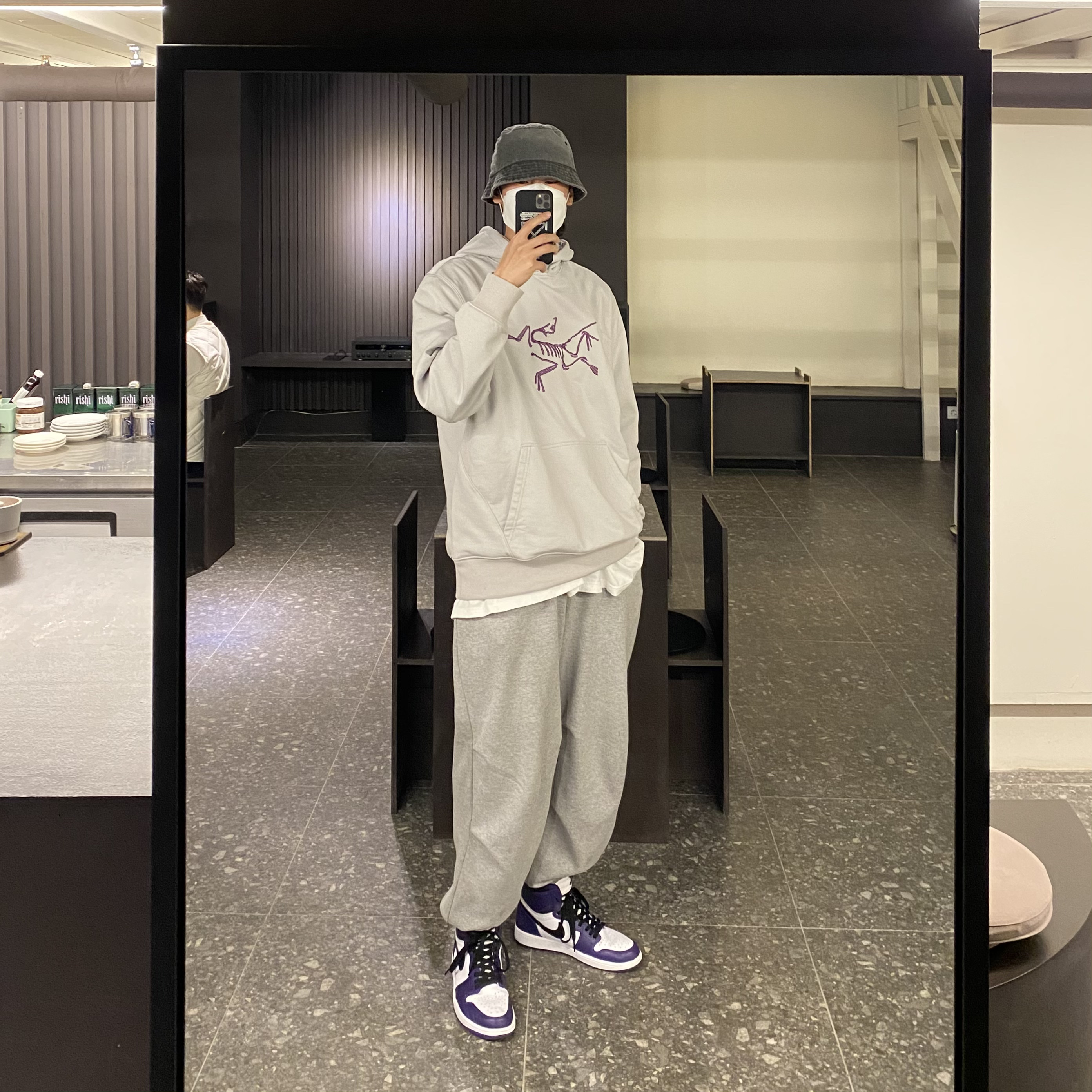 Jordan 1 Retro High OG Court Purple 2020, Palace x Arc'teryx Hood Grey - 20FW 착용 스타일 - 1