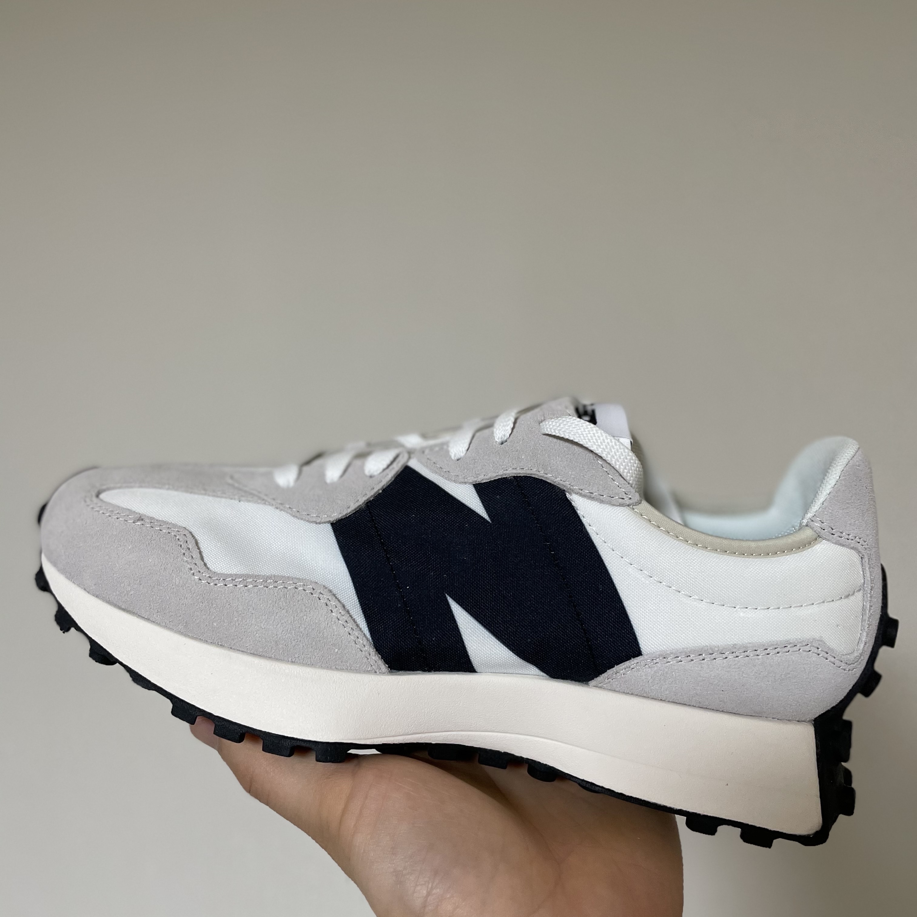New Balance 327 White Black 착용 스타일 - 1