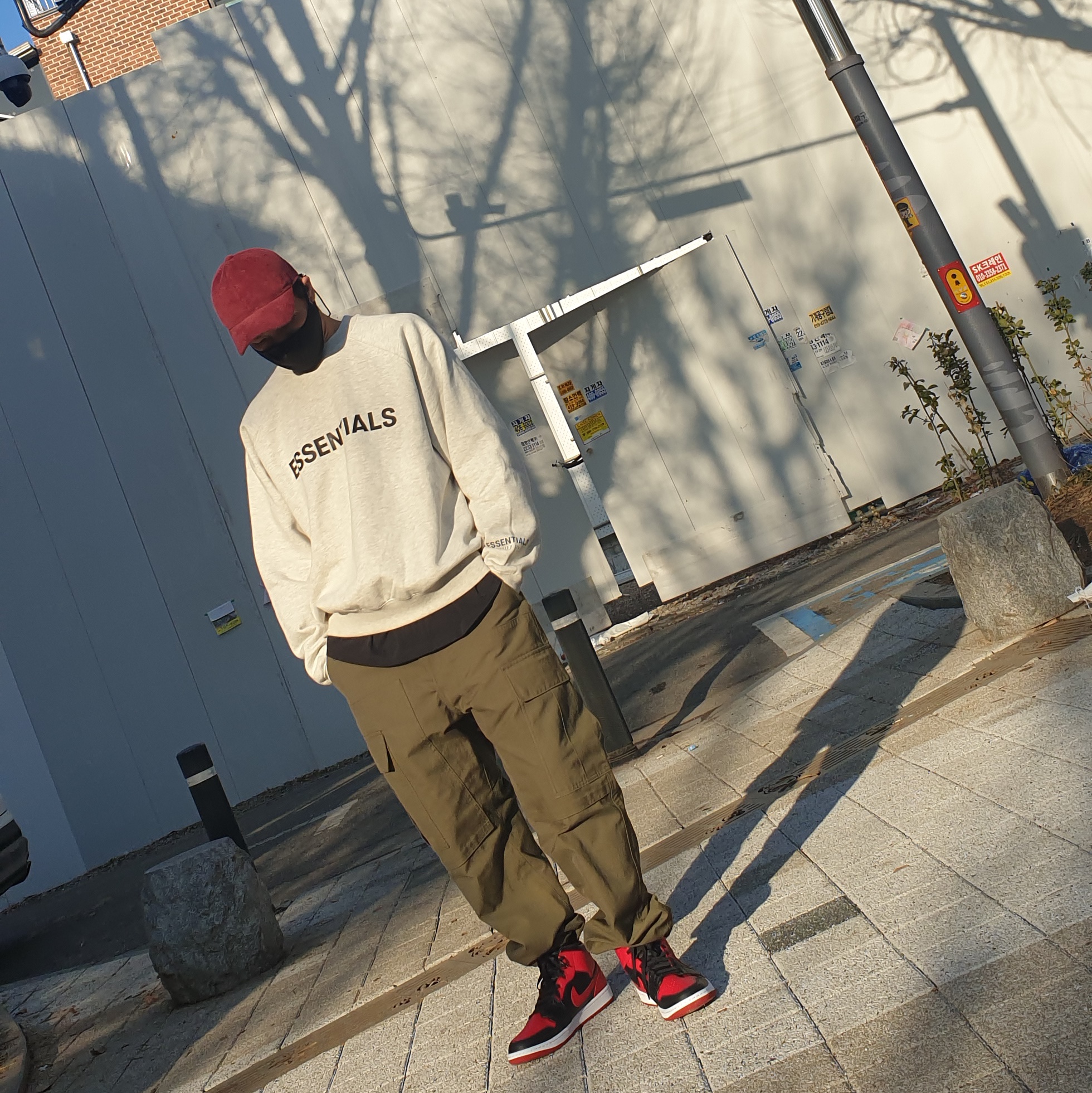 Jordan 1 Mid Bred Banned 2020, Essentials 3D Silicon Applique Crewneck Buttercream 2020 착용 스타일