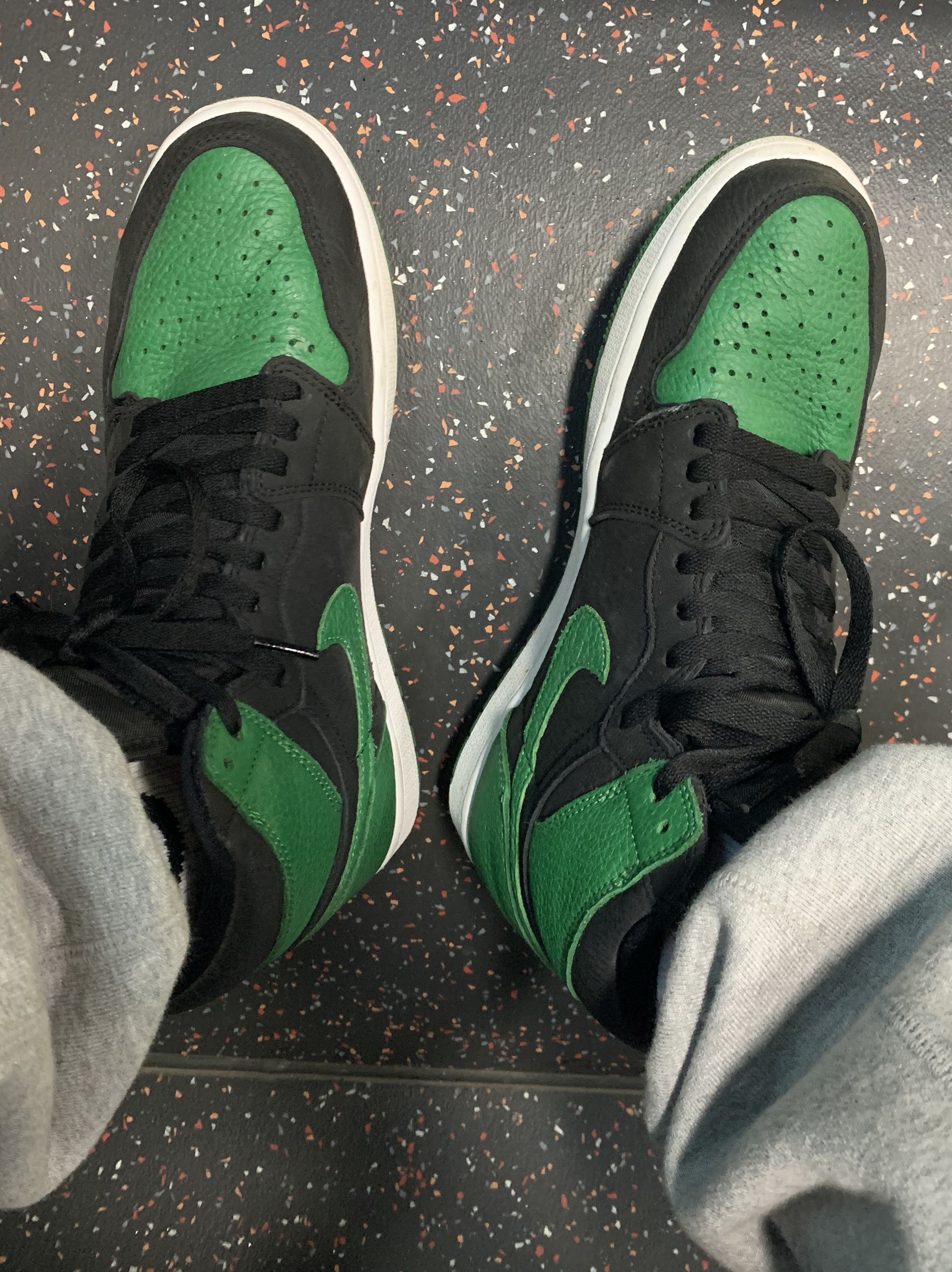 Jordan 1 Retro High OG Pine Green Black 착용 스타일 - 2