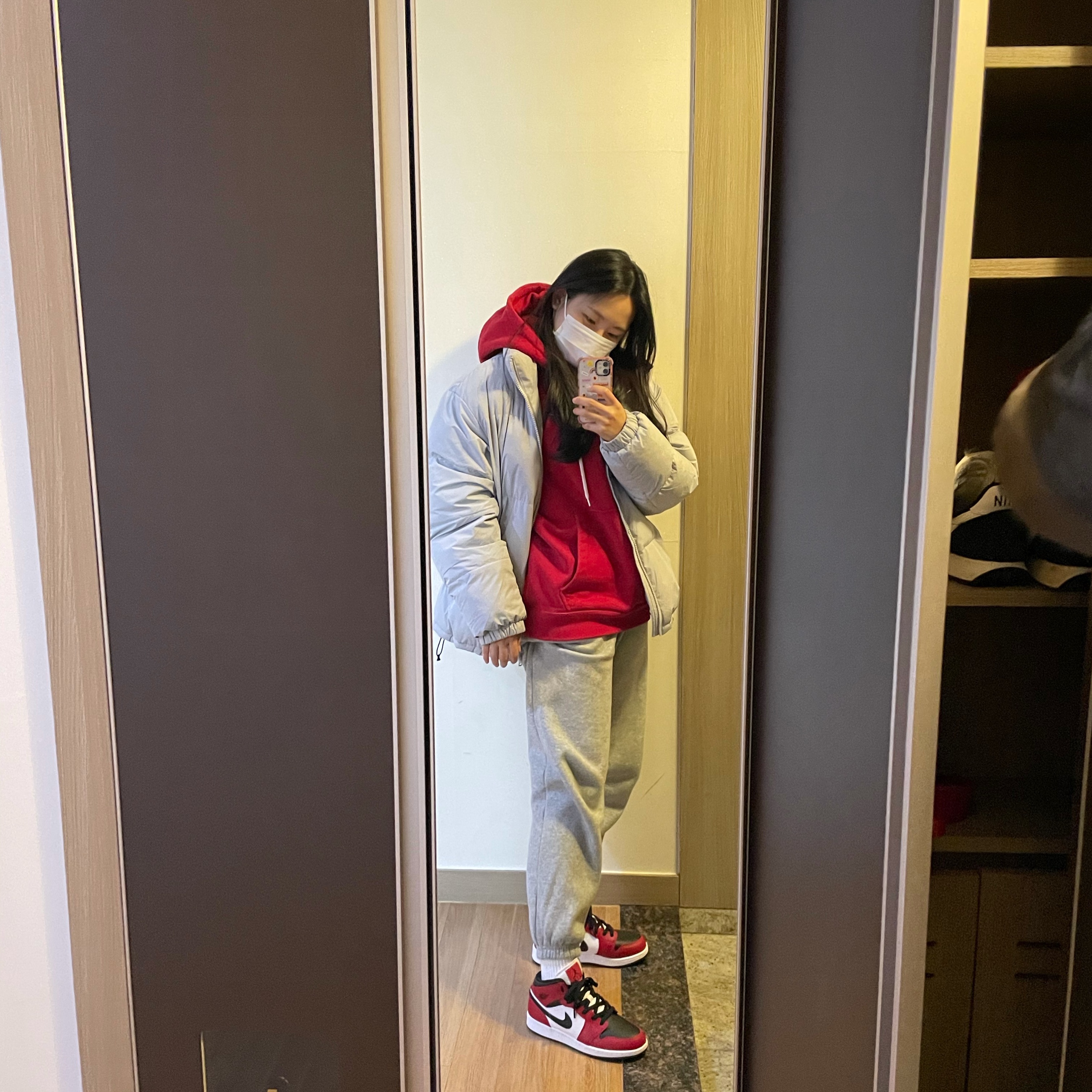 (GS) Jordan 1 Mid Chicago Black Toe, Nike M NRG Hoodie Red 착용 스타일