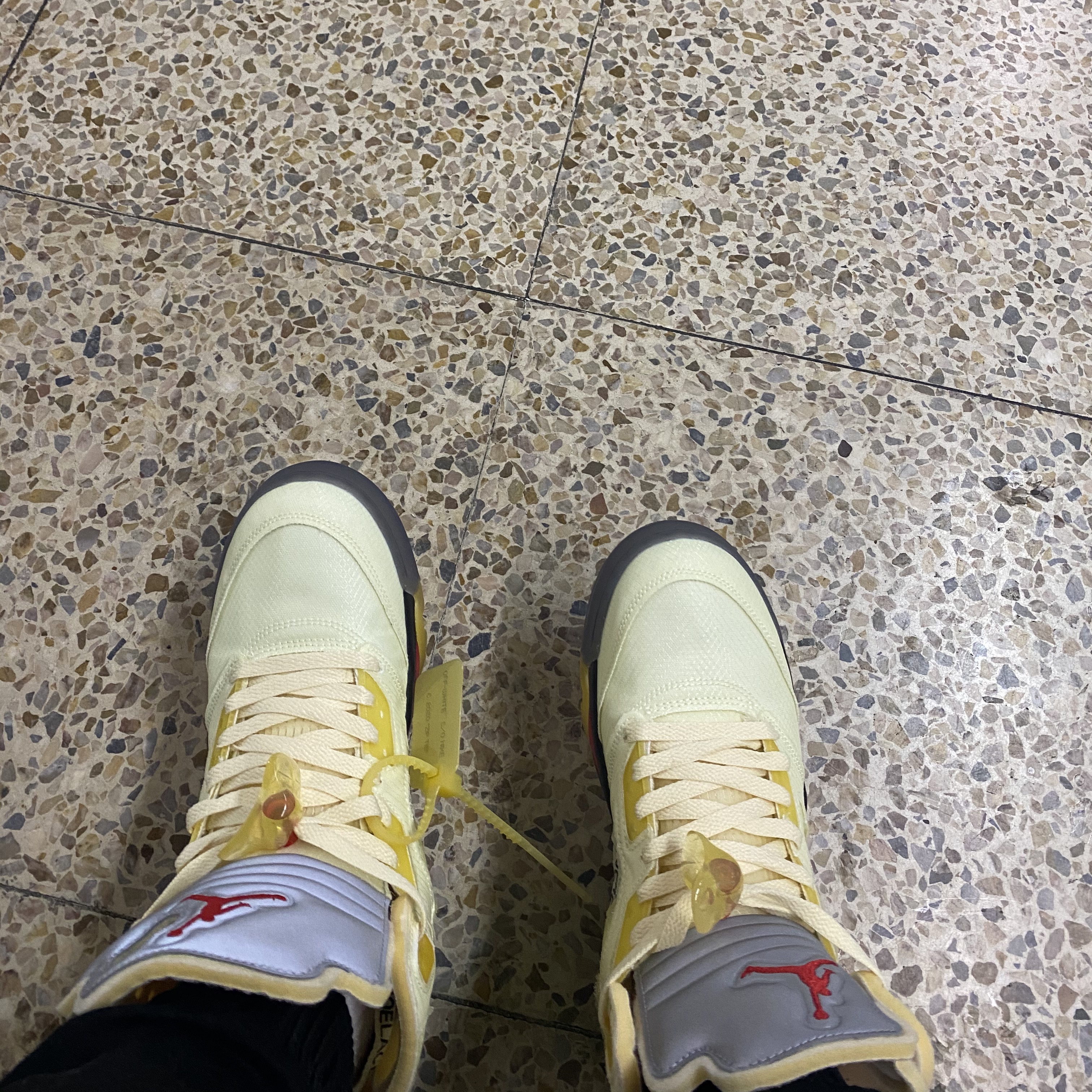 Jordan 5 x Off-White Retro SP Sail Fire Red 착용 스타일 - 2