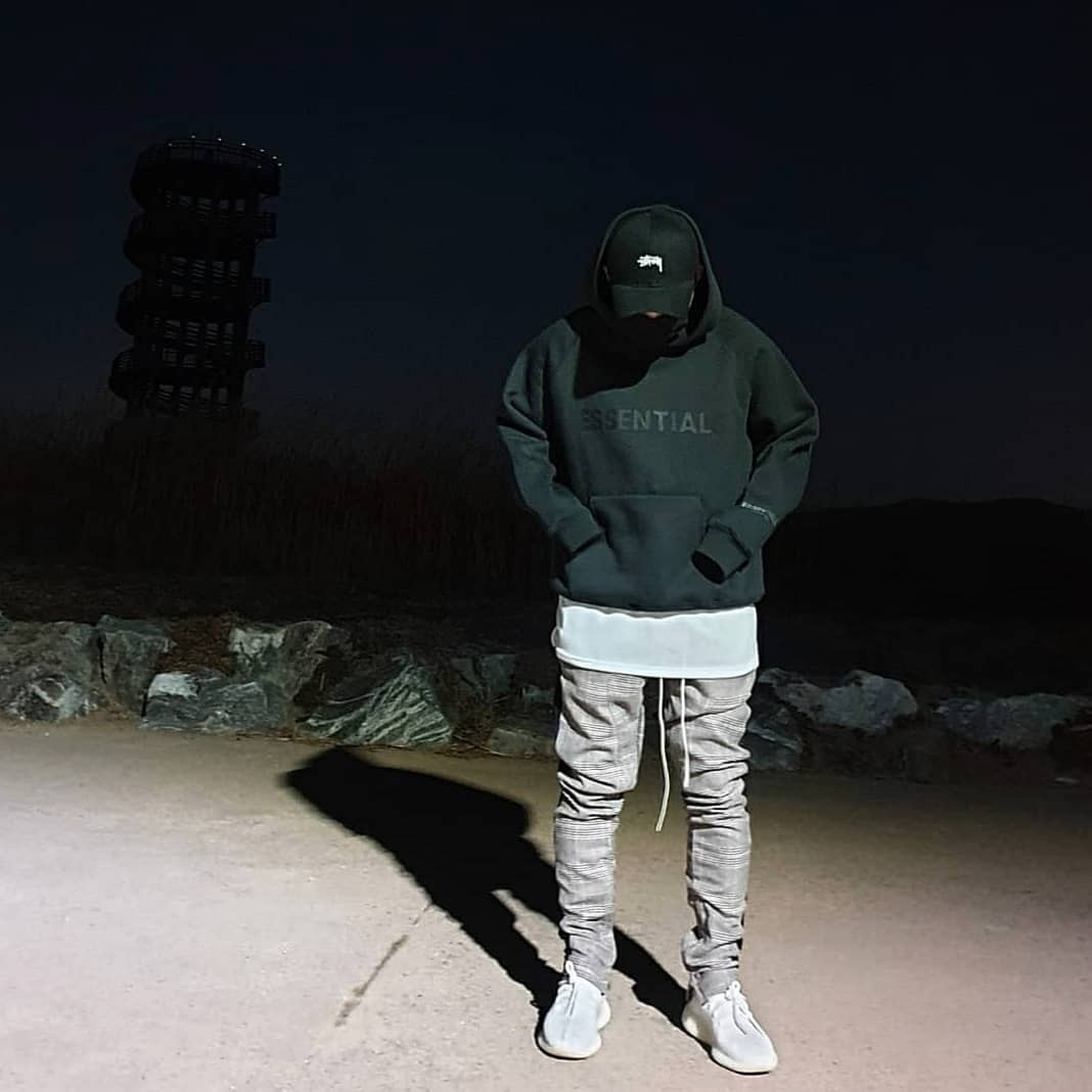 Essentials 3D Silicon Applique Pullover Hoodie Dark Slate/Black 2020, Adidas Yeezy Boost 350 V2 Cream/Triple White 착용 스타일
