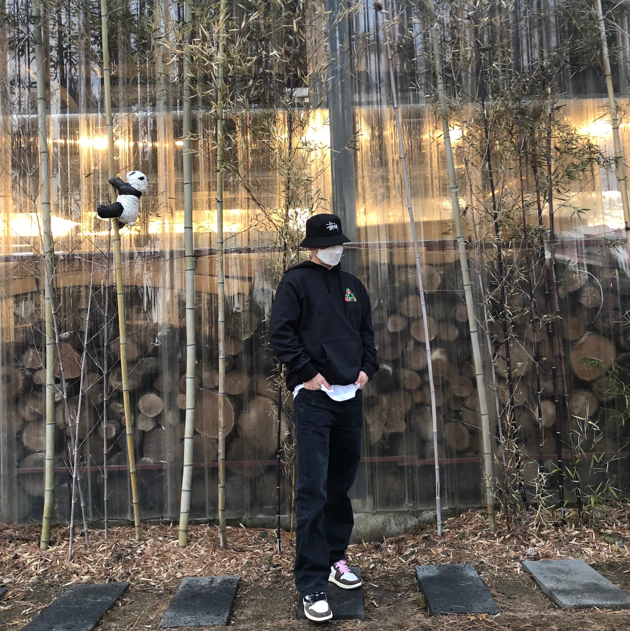 Jordan 1 x Travis Scott Retro High OG SP Mocha, Nike x Stussy Bucket Hat Black 착용 스타일 - 1