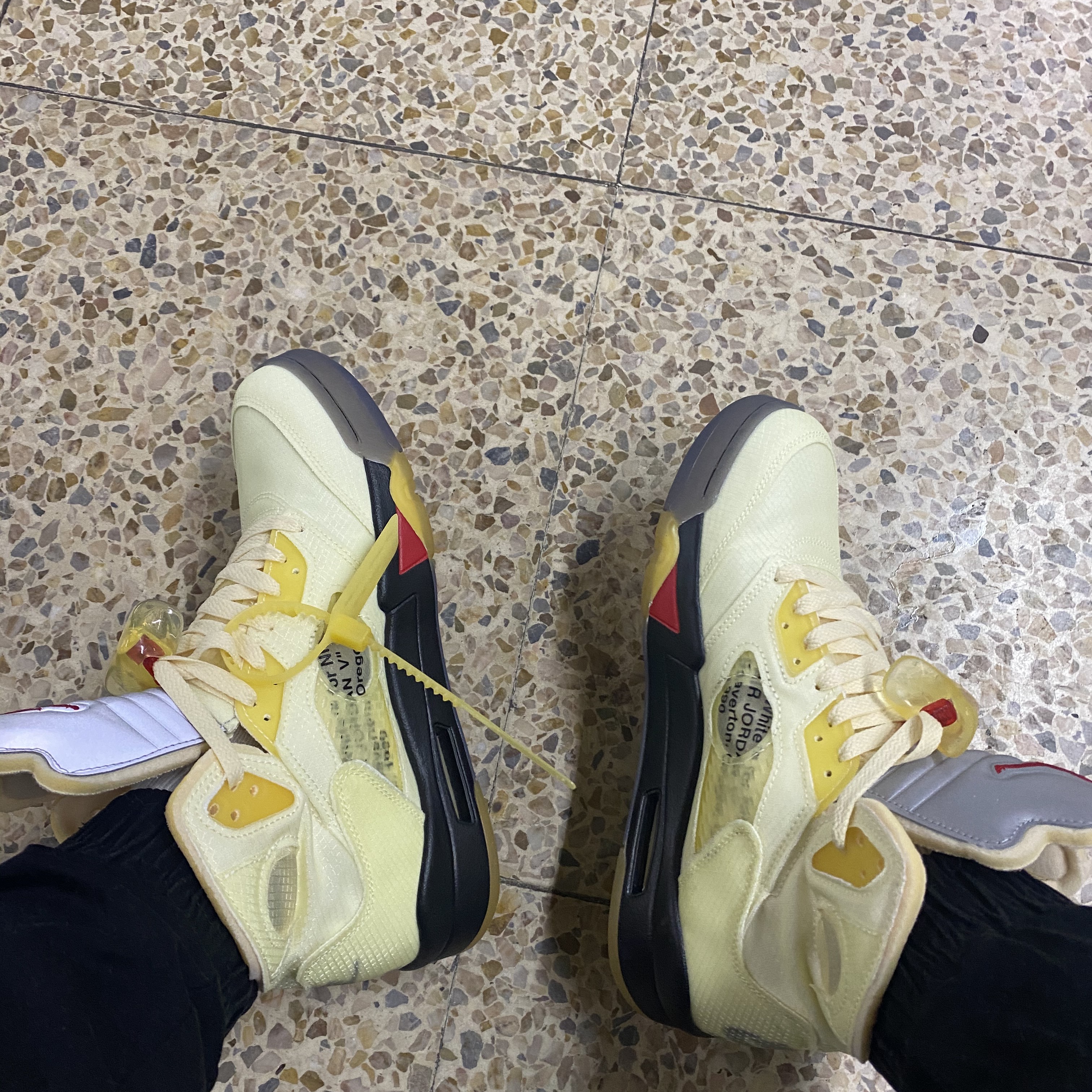 Jordan 5 x Off-White Retro SP Sail Fire Red 착용 스타일 - 1