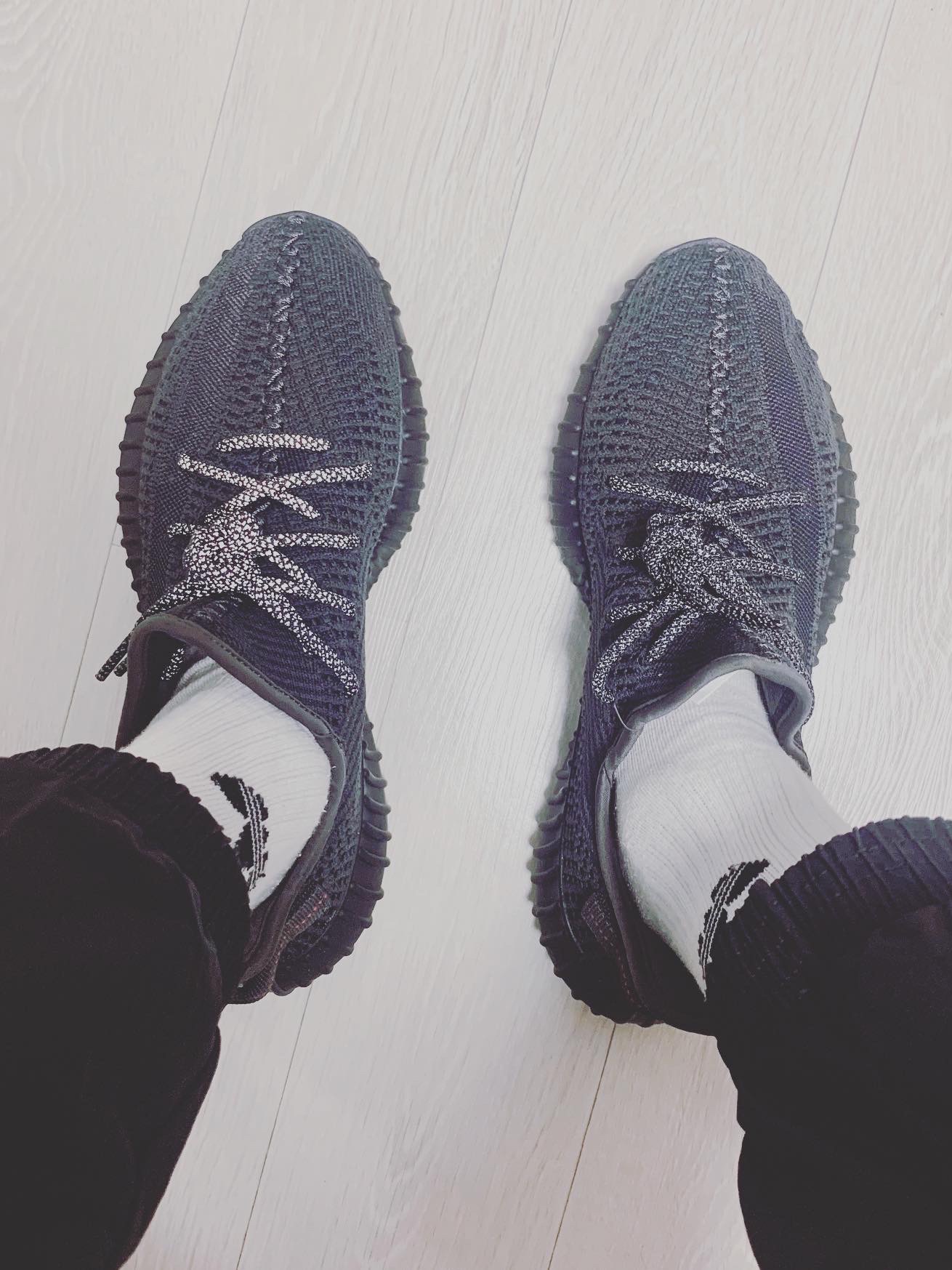 Adidas Yeezy Boost 350 V2 Black - Non-Reflective 착용 스타일 - 3