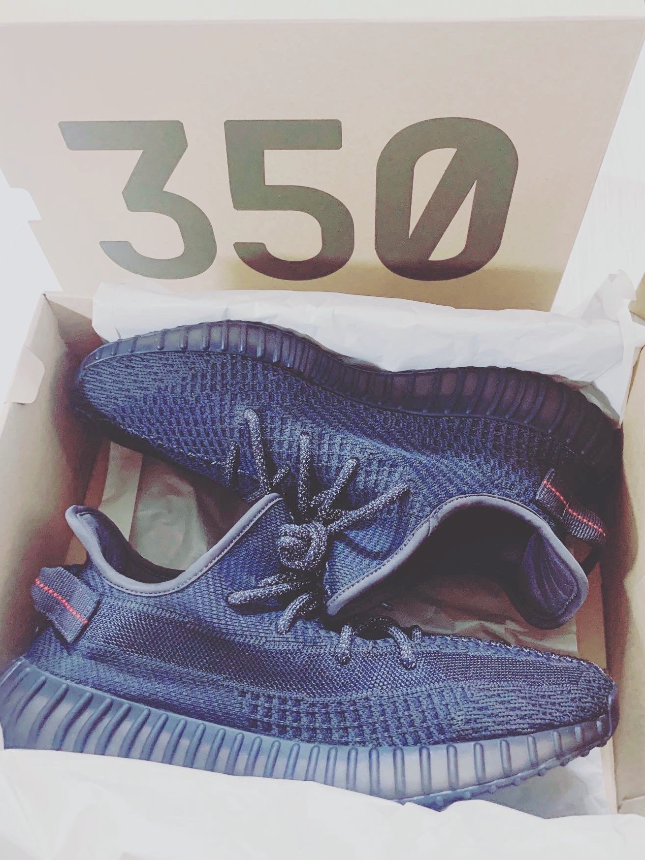 Adidas Yeezy Boost 350 V2 Black - Non-Reflective 착용 스타일 - 2