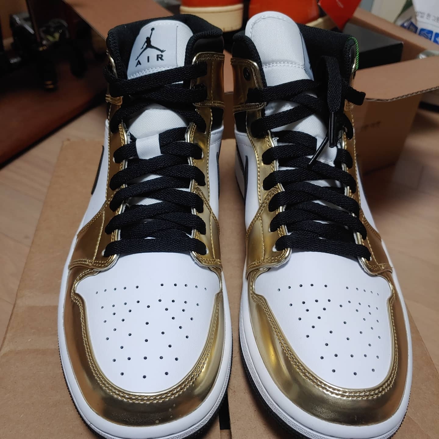 Jordan 1 Mid SE Metallic Gold, Jordan 1 Retro High Think 16 (Pass the Torch) 착용 스타일 - 2