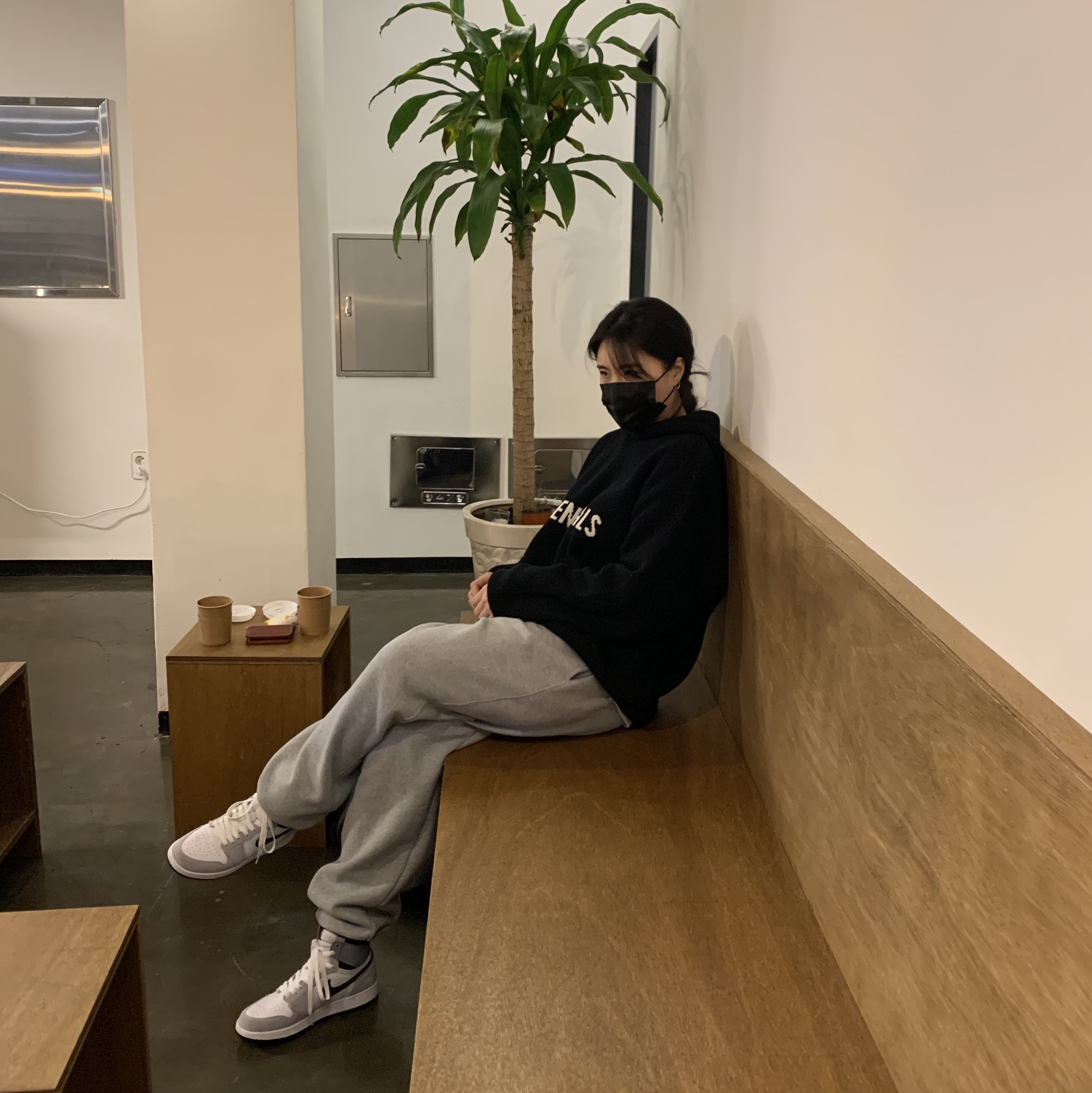 Jordan 1 Retro High OG Light Smoke Grey, Essentials 3D Silicon Applique Pullover Hoodie Dark Slate/Black 2020 착용 스타일