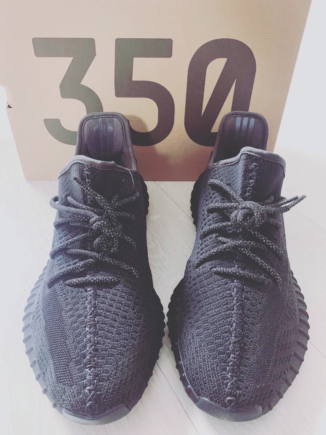 Adidas Yeezy Boost 350 V2 Black - Non-Reflective 착용 스타일 - 1