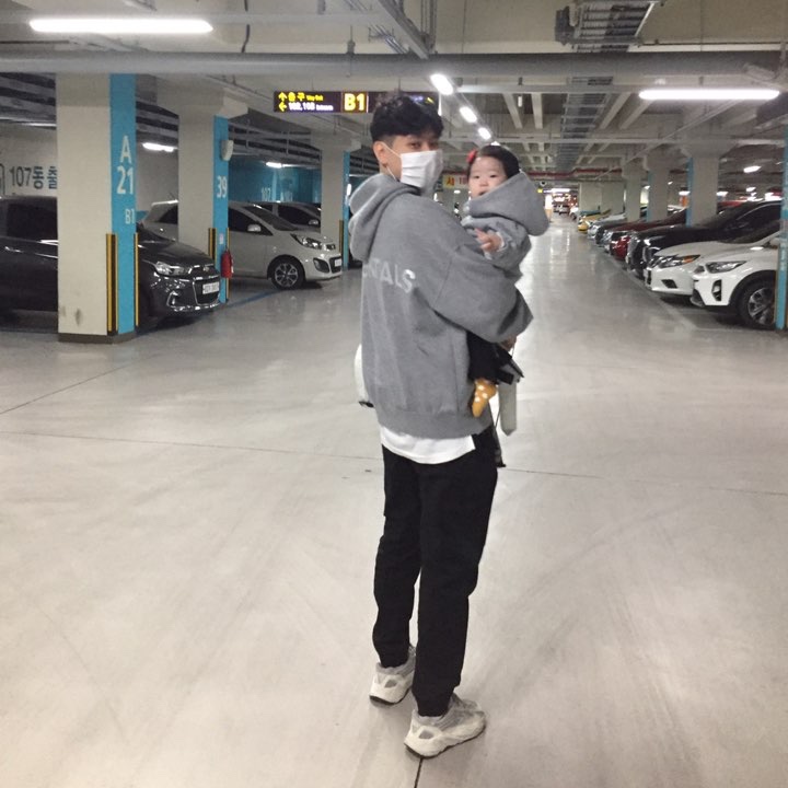 Adidas Yeezy Boost 700 V2 Static 2018 착용 스타일