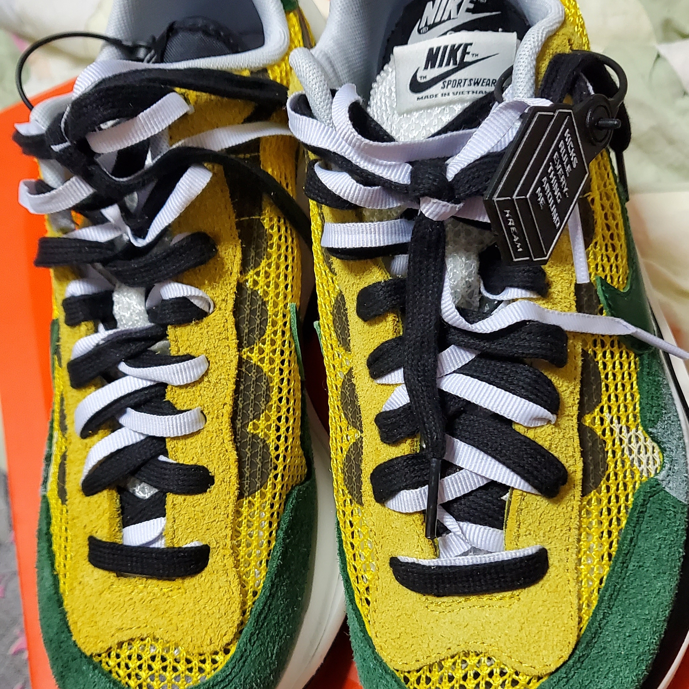 Nike x Sacai VaporWaffle Tour Yellow & Gorge Green Sail 착용 스타일