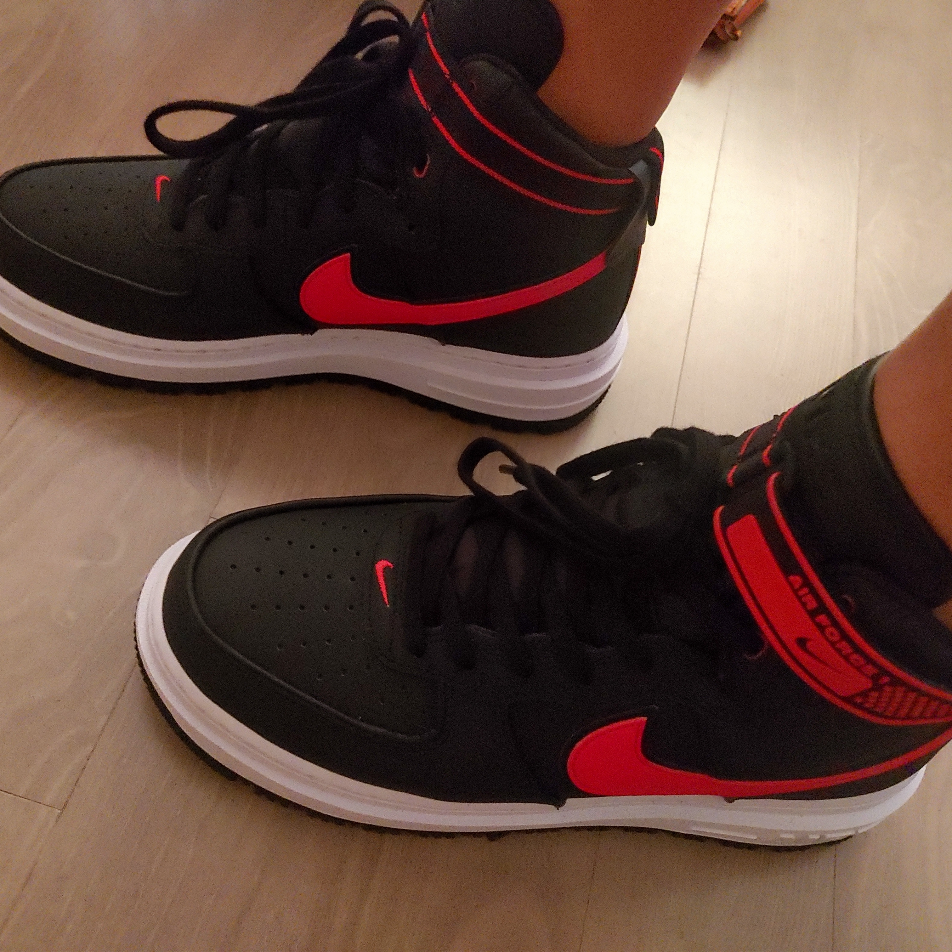 Nike Air Force 1 Boot Black Red 착용 스타일