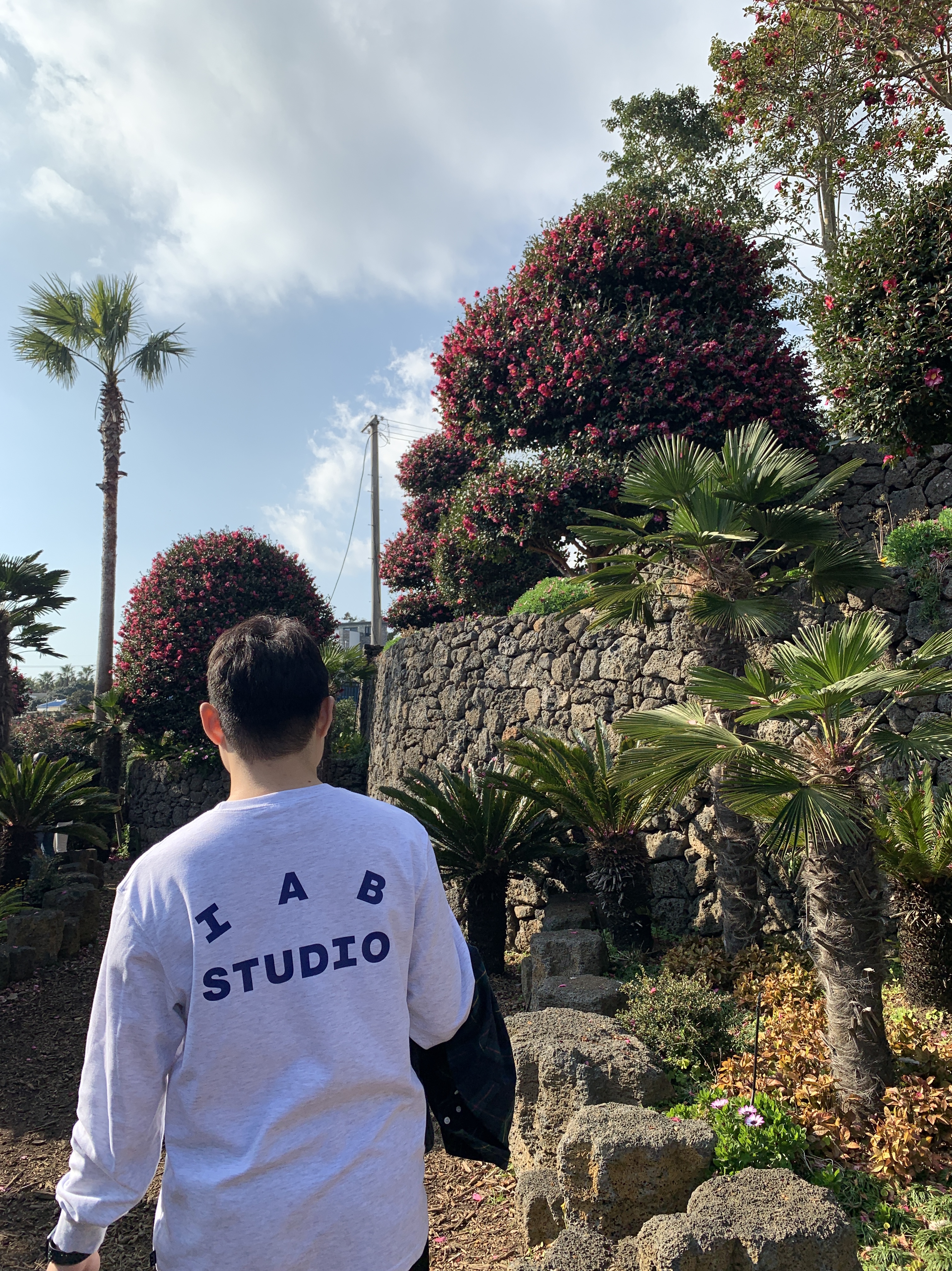 IAB Studio Long Sleeve Light Gray 착용 스타일