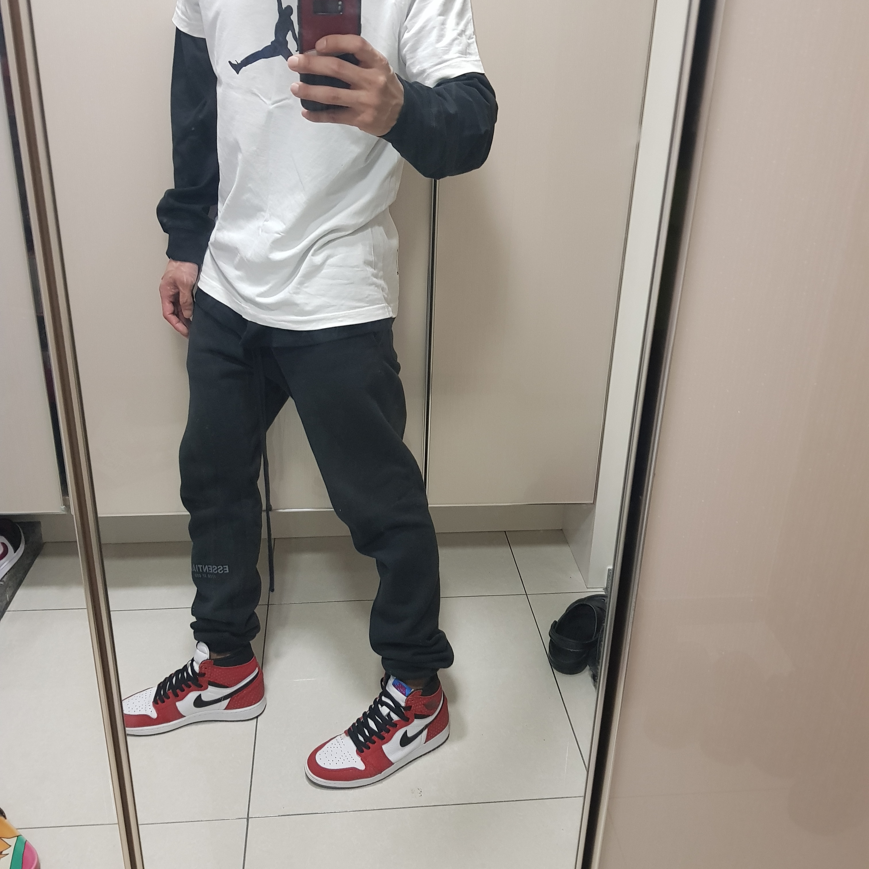 Jordan 1 Retro High Spider-Man Origin Story, Essentials Sweatpants Dark Slate/Black 2020 착용 스타일