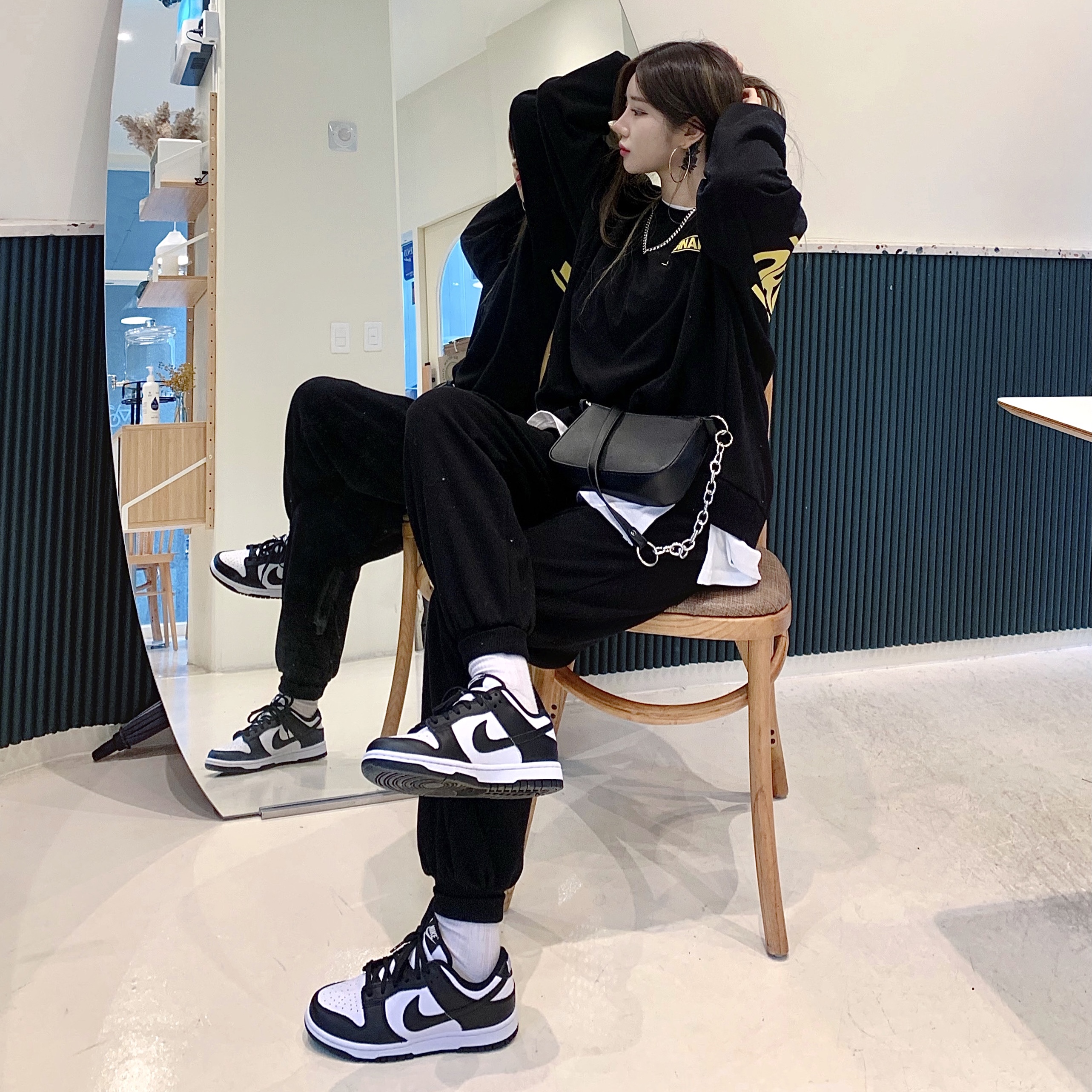 (W) Nike Dunk Low Black 착용 스타일 - 1