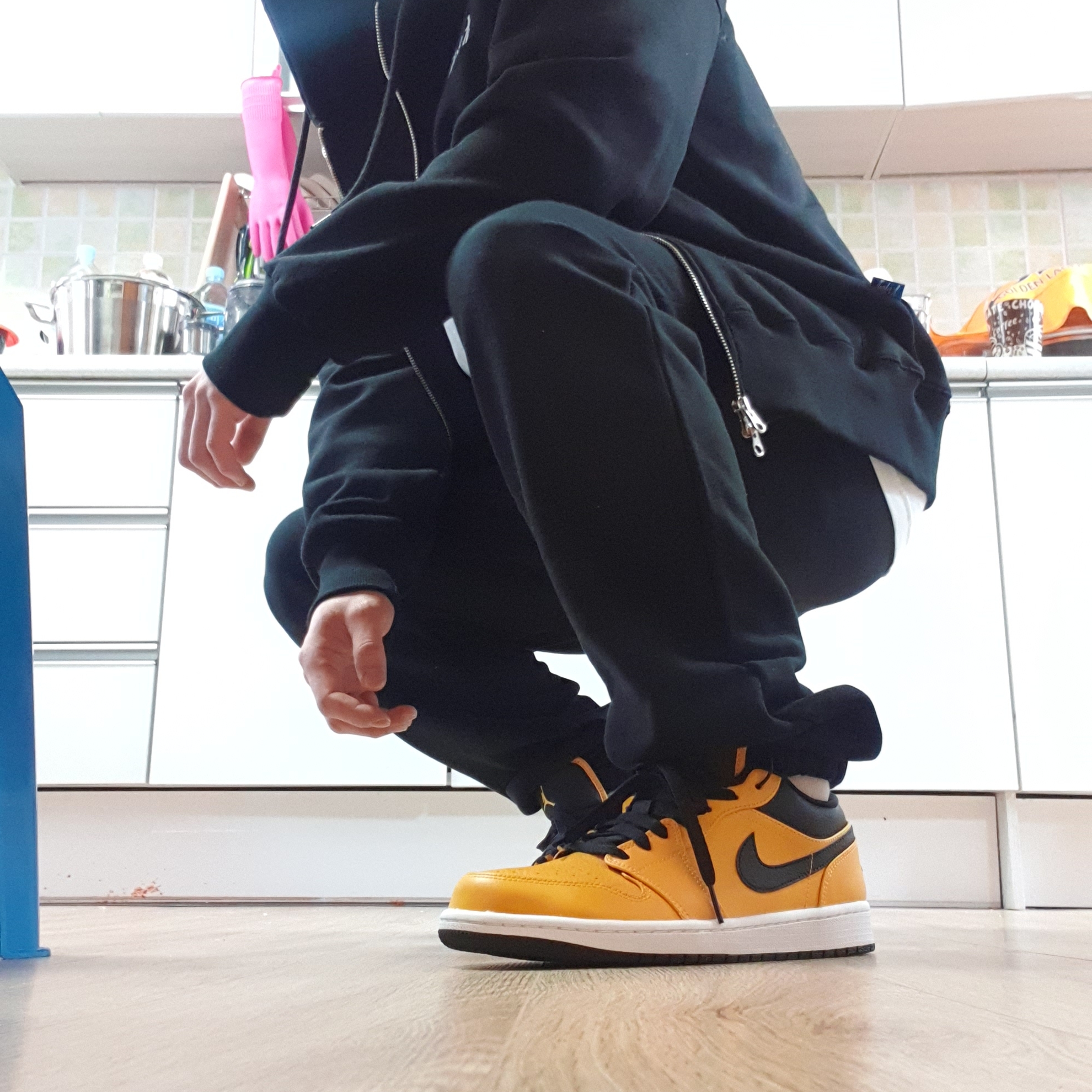 Jordan 1 Low University Gold Black 착용 스타일 - 1