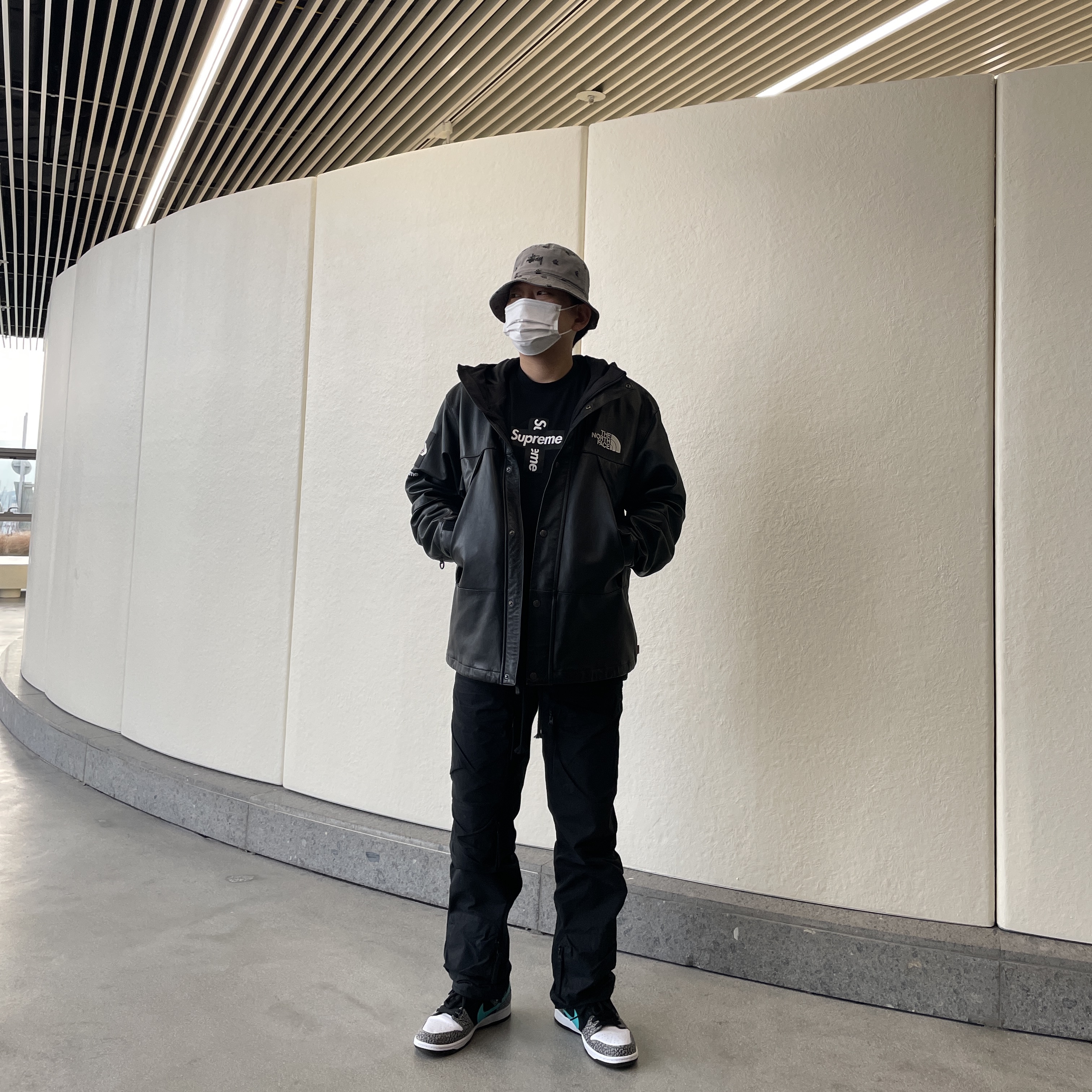 Supreme x The North Face Leather Mountain Parka Black - 18FW, Supreme Cross Box Logo T-Shirt Black - 20FW 착용 스타일