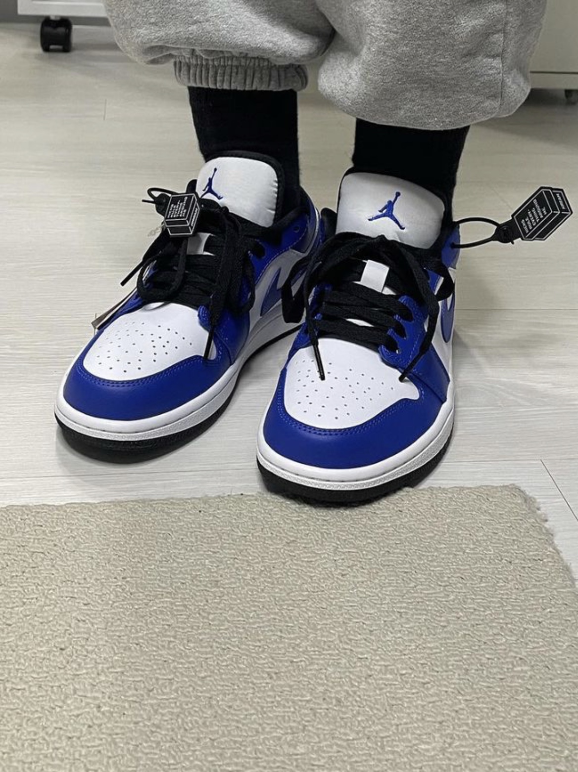 Jordan 1 Low Hyper Royal 착용 스타일