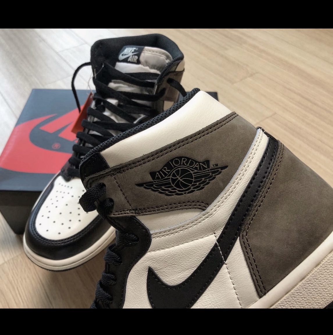 Jordan 1 Retro High OG Black Mocha 착용 스타일 - 5