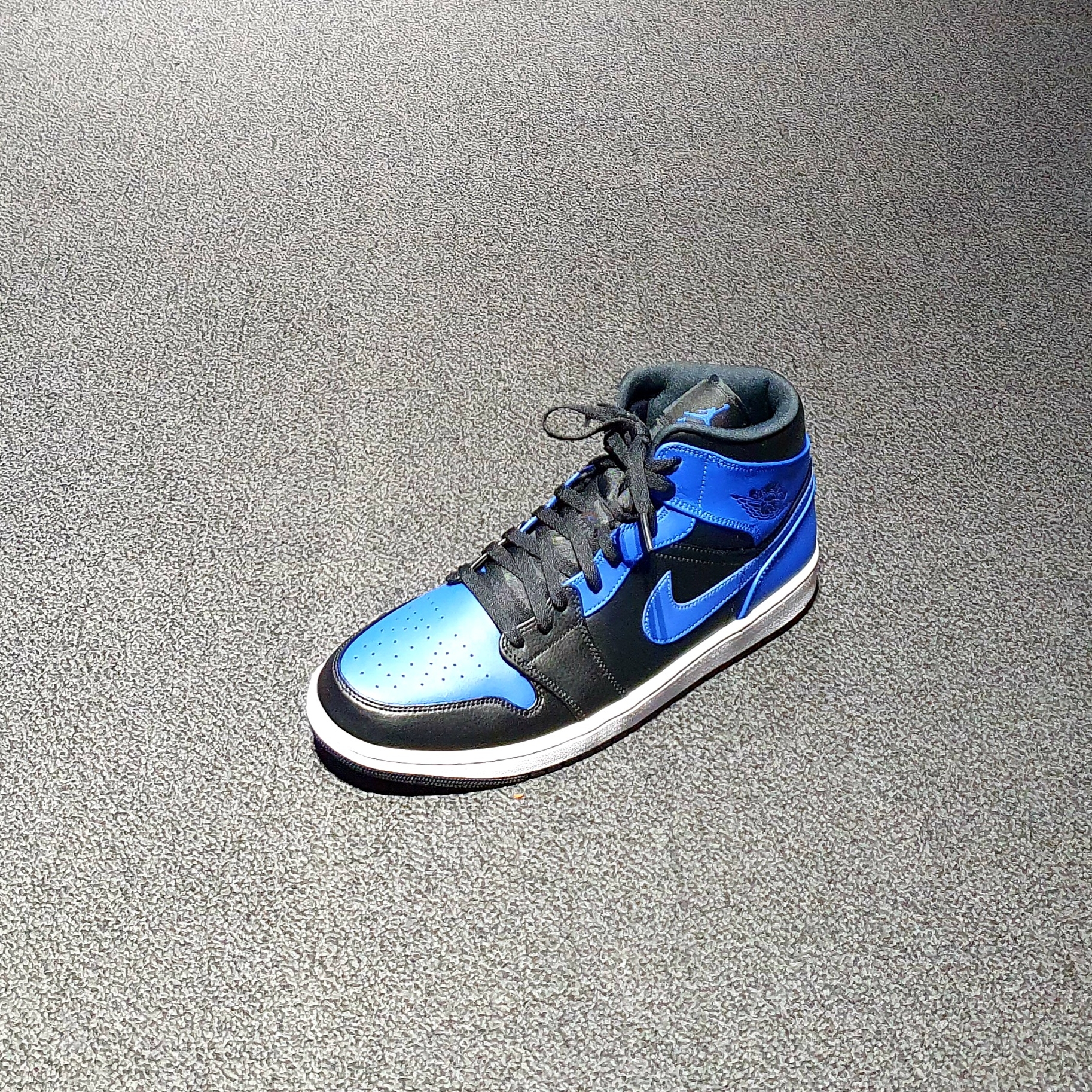 Jordan 1 Mid Black Hyper Royal 착용 스타일