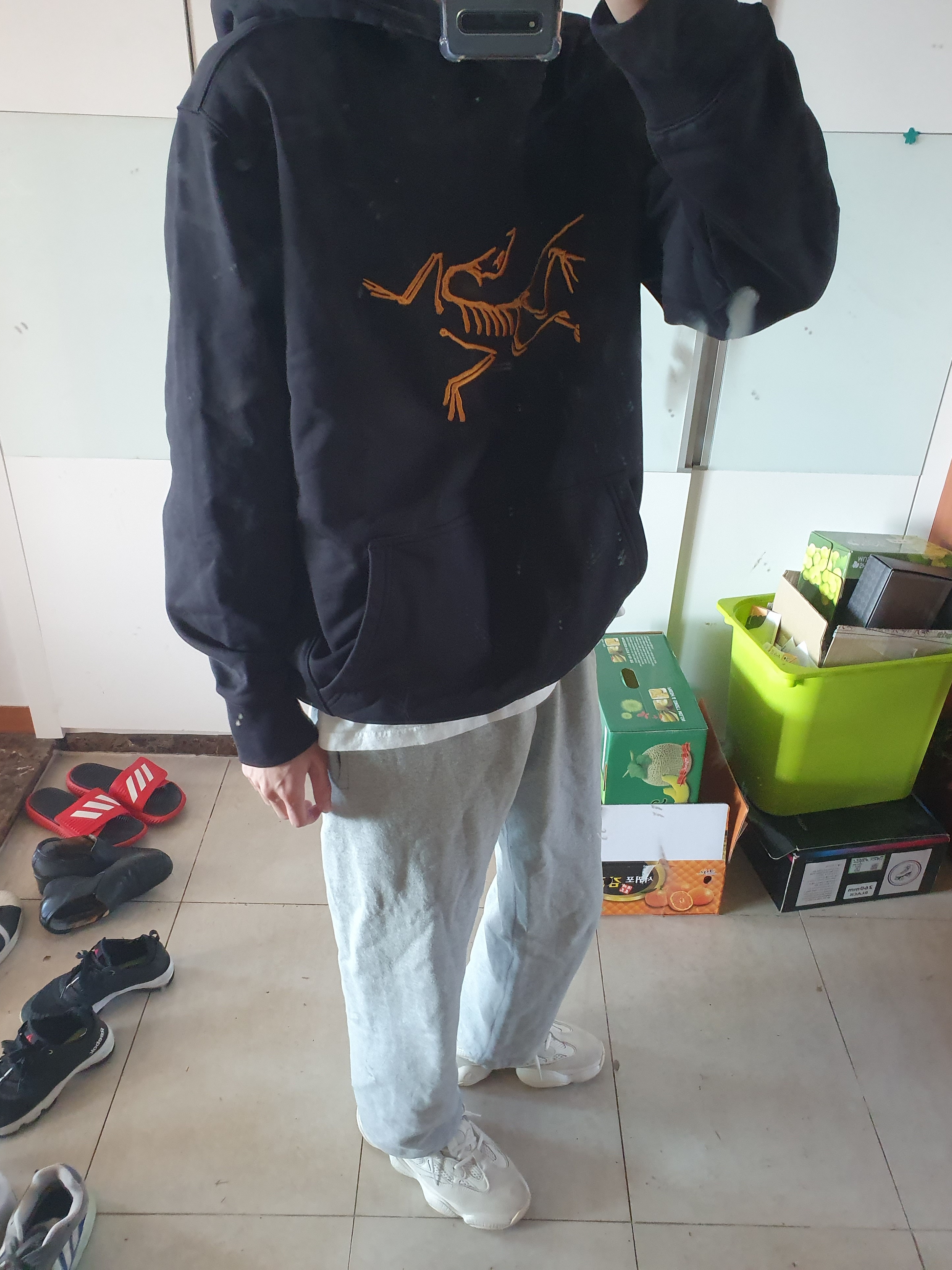 Adidas Yeezy 500 Bone White, Palace x Arc'teryx Hood Black - 20FW 착용 스타일