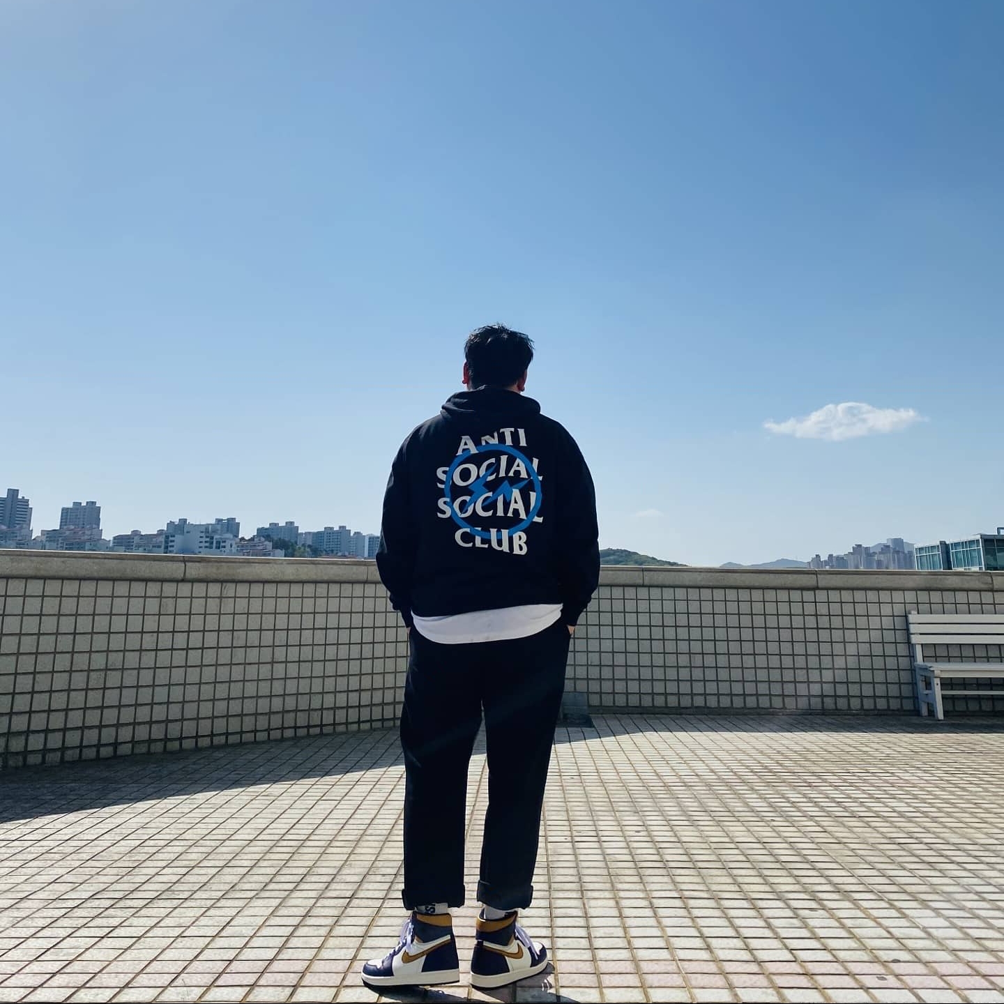 Jordan 1 Retro High OG Defiant SB LA to Chicago, Anti Social Social Club x Fragment Bolt Hoodie Blue 착용 스타일