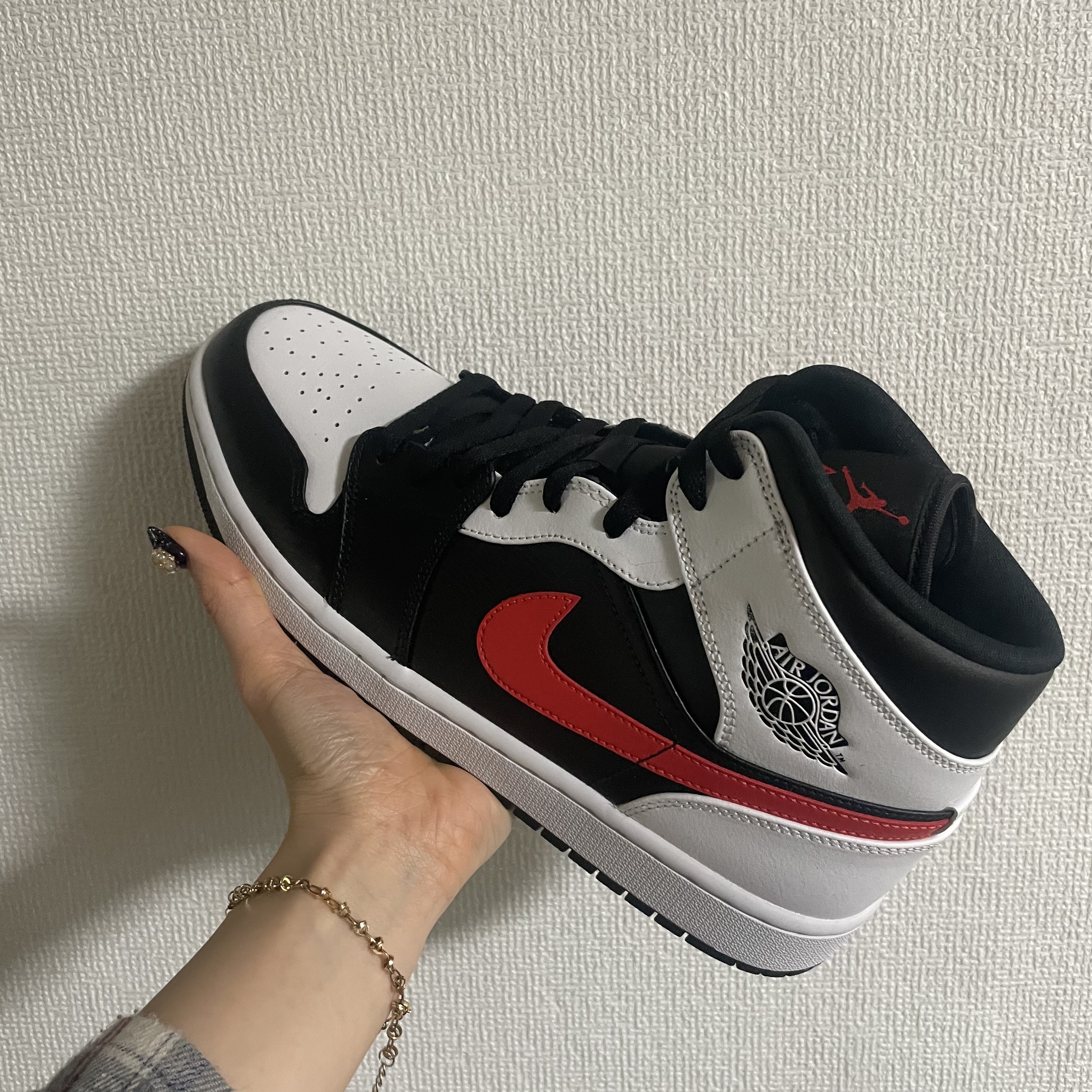 Jordan 1 Mid Black Chile Red 착용 스타일