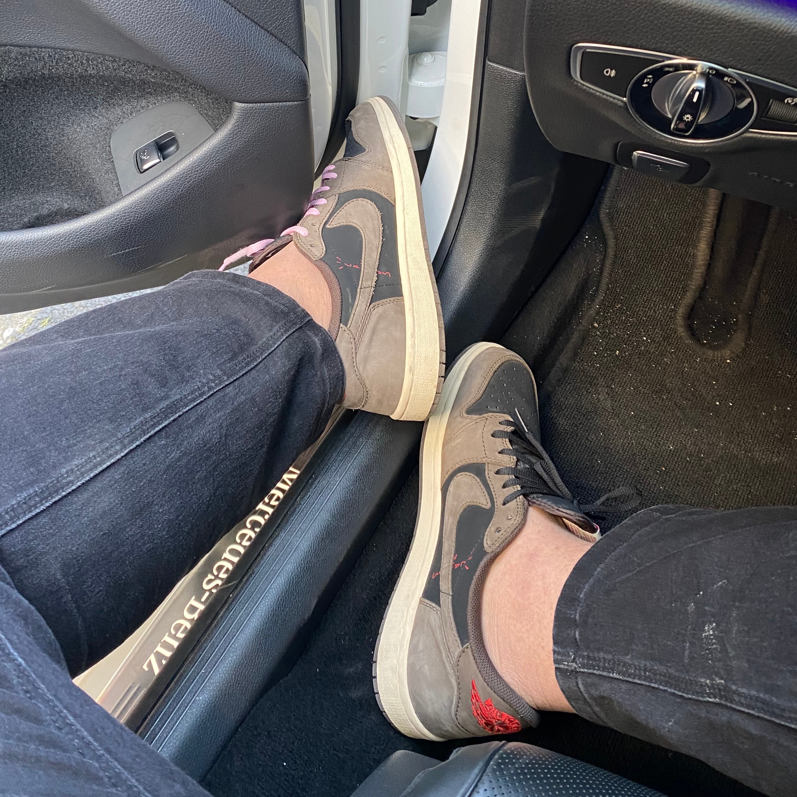 Jordan 1 x Travis Scott Retro Low OG SP Mocha 착용 스타일 - 2
