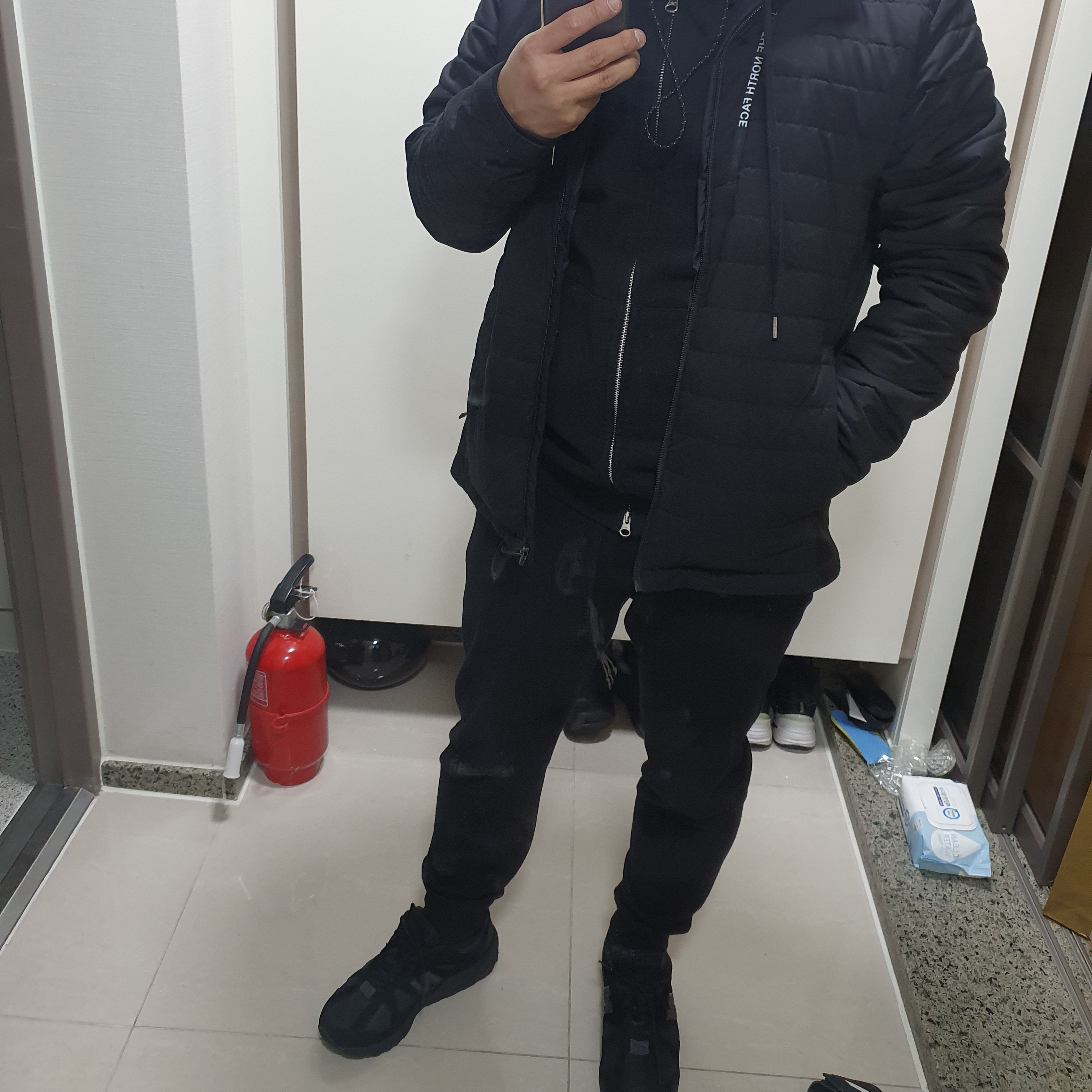 New Balance 878 Triple Black 착용 스타일 - 2