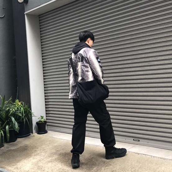 Hoka Tor Ultra Hi 2 WP Black, Supreme x The North Face Snakeskin Taped Seam Coaches Jacket Black - 18SS 착용 스타일 - 1