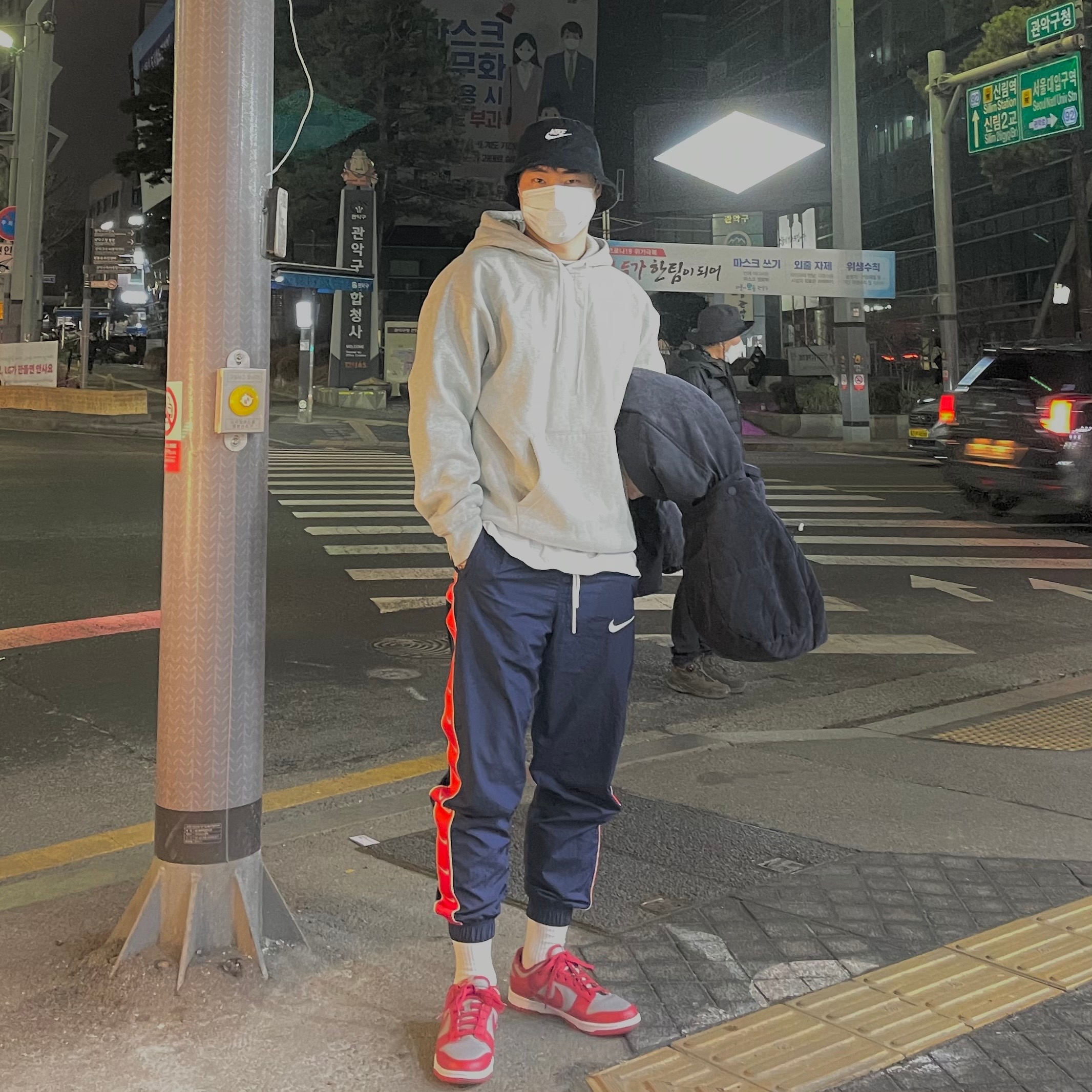 Nike Dunk Low Retro Medium Grey, Nike Futura Corduroy Bucket Black 착용 스타일