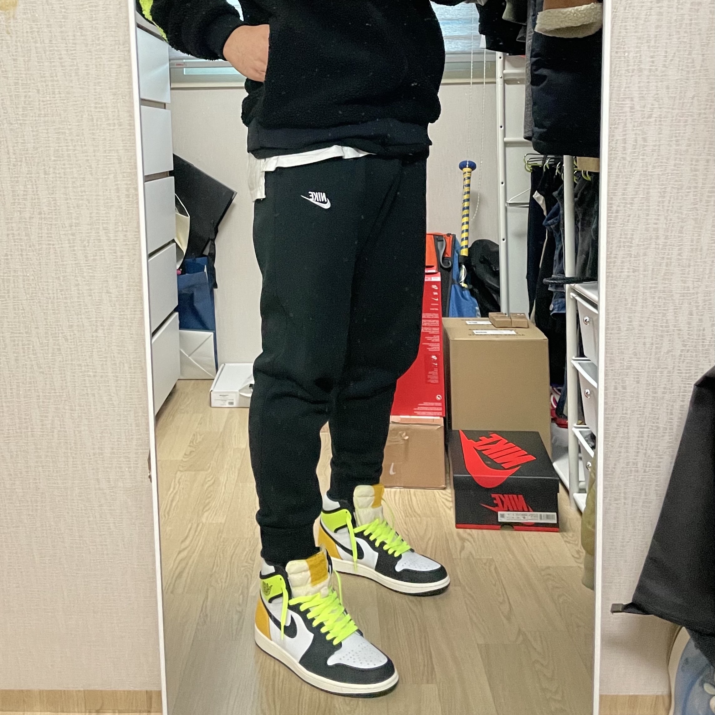 Jordan 1 Retro High OG Volt Gold, Nike Big Swoosh Full Zip Jacket Black Volt 착용 스타일 - 3