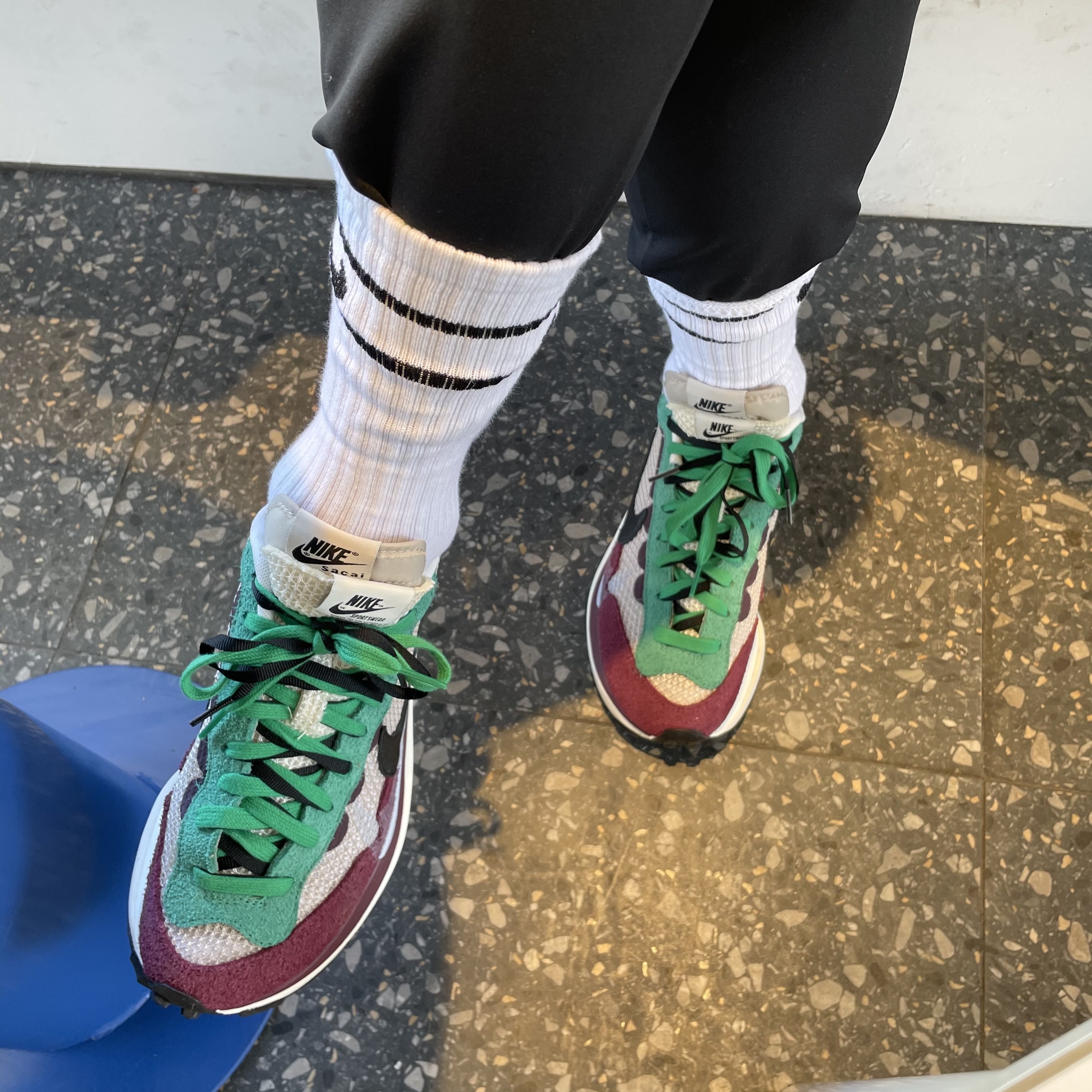 Nike x Sacai VaporWaffle String & Black Villain Red 착용 스타일 - 2