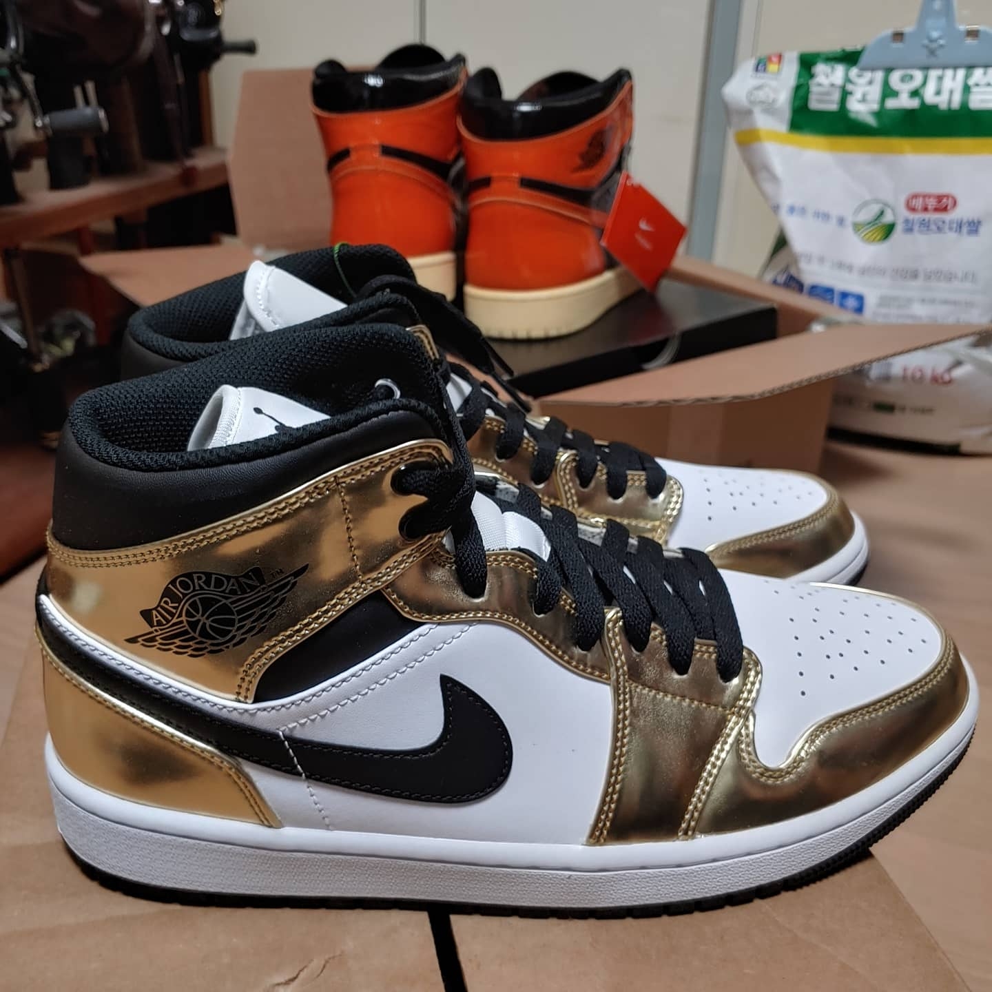 Jordan 1 Mid SE Metallic Gold, Jordan 1 Retro High Think 16 (Pass the Torch) 착용 스타일 - 3