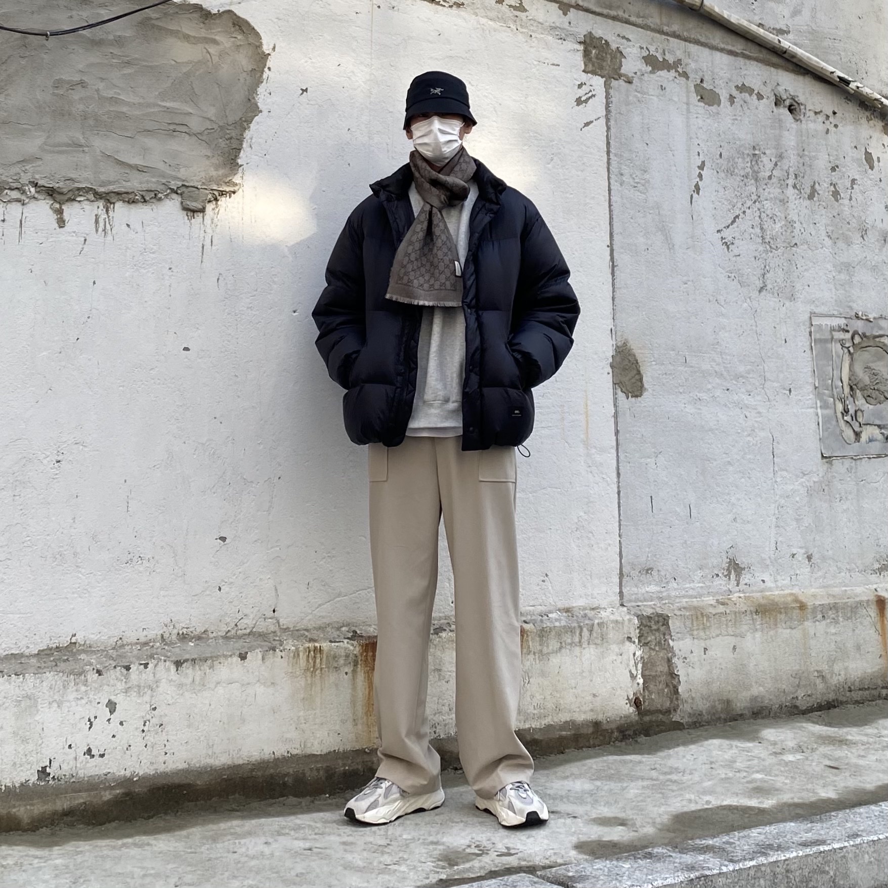 Adidas Yeezy Boost 700 V2 Static 2018, Palace x Arc'teryx Sinsolo Hat Black - 20FW 착용 스타일 - 1