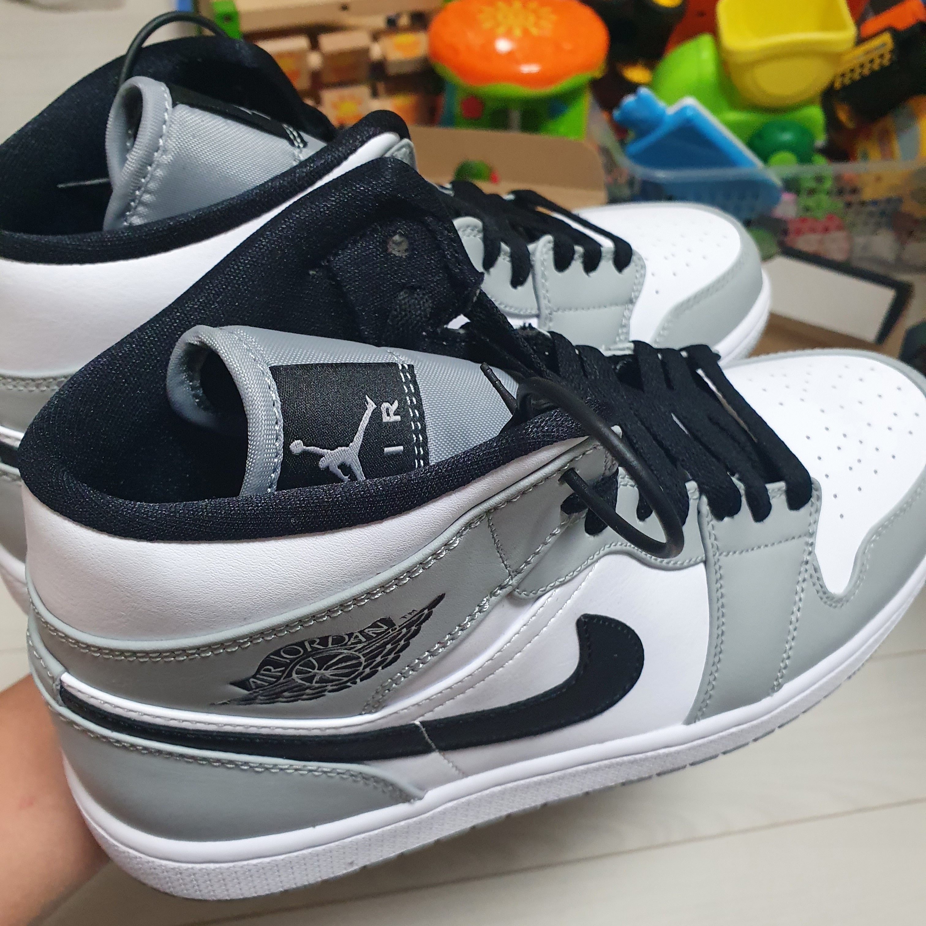 Jordan 1 Mid Light Smoke Grey 착용 스타일 - 2
