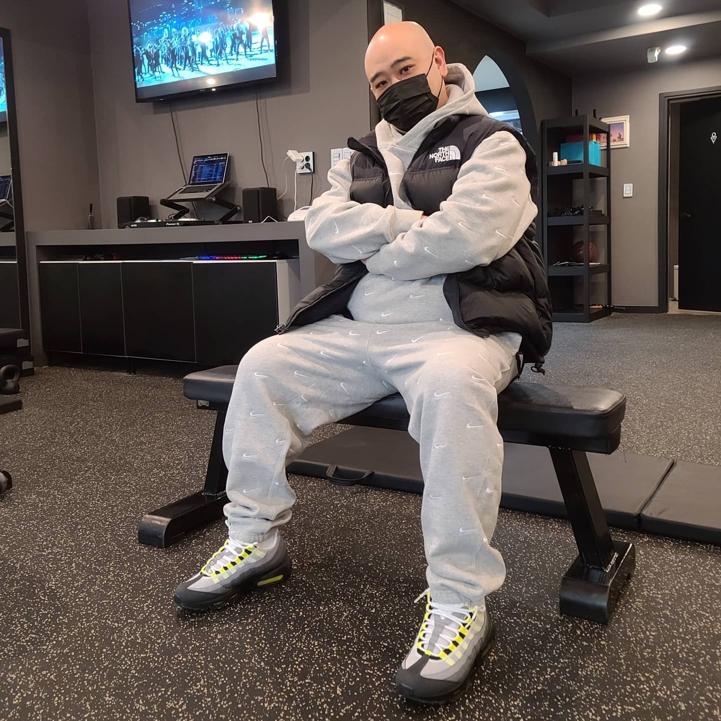 Nike Air Max 95 OG Neon Yellow 2020, Nike NRG Swoosh Logo Hoodie Grey Heather 착용 스타일