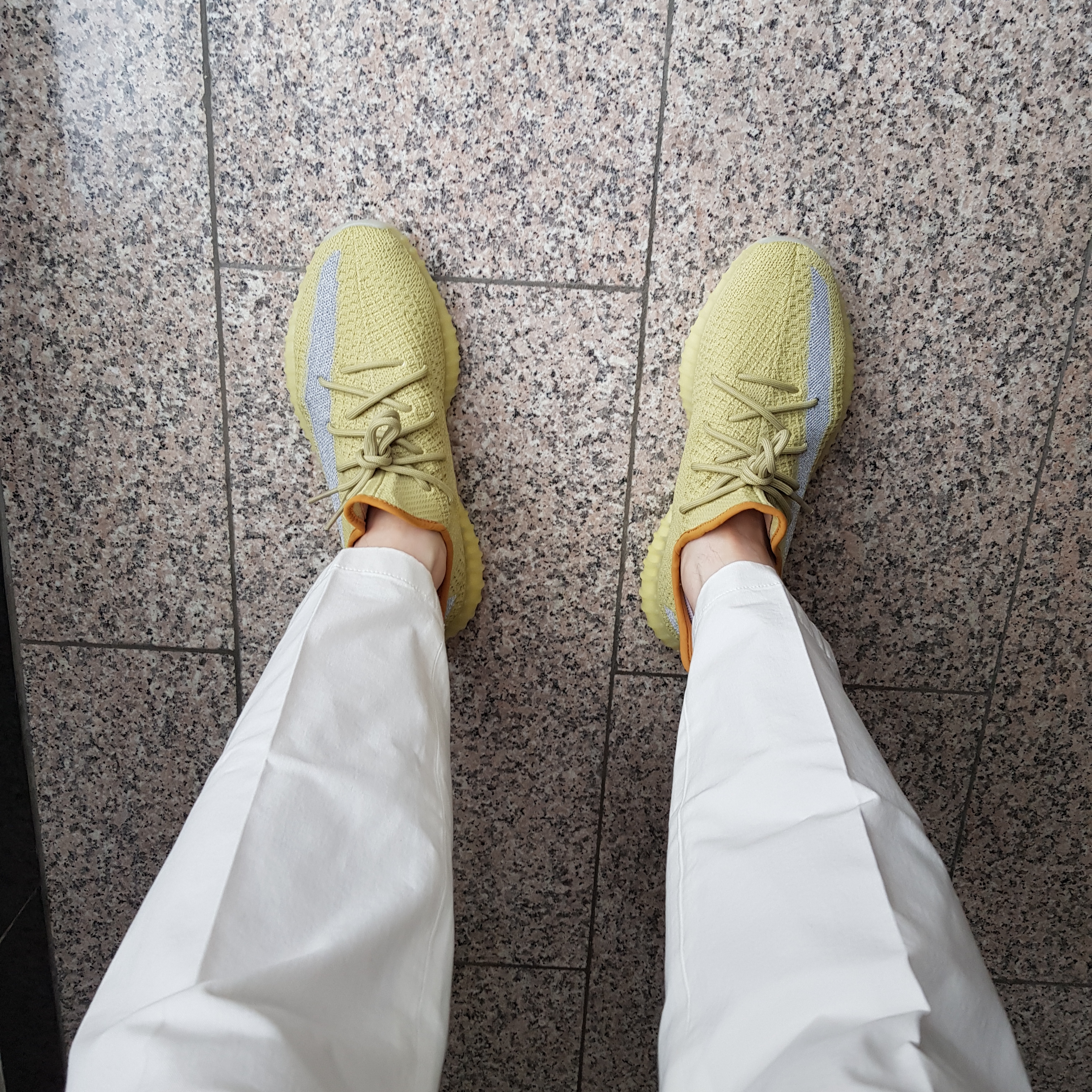 Adidas Yeezy Boost 350 V2 Marsh 착용 스타일 - 1