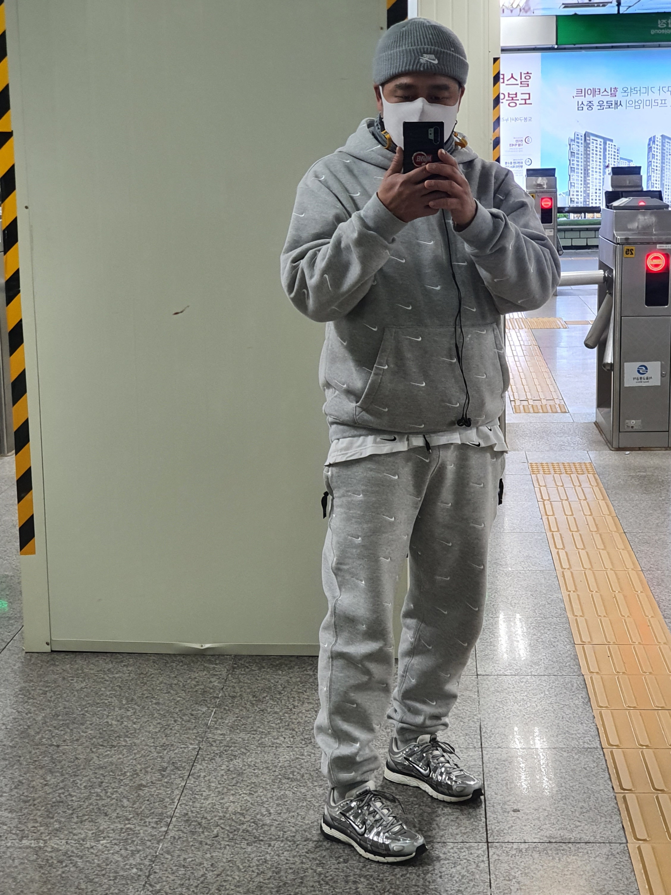 Nike NRG Swoosh Logo Hoodie Grey Heather, Nike P-6000 Metallic Silver 착용 스타일 - 1